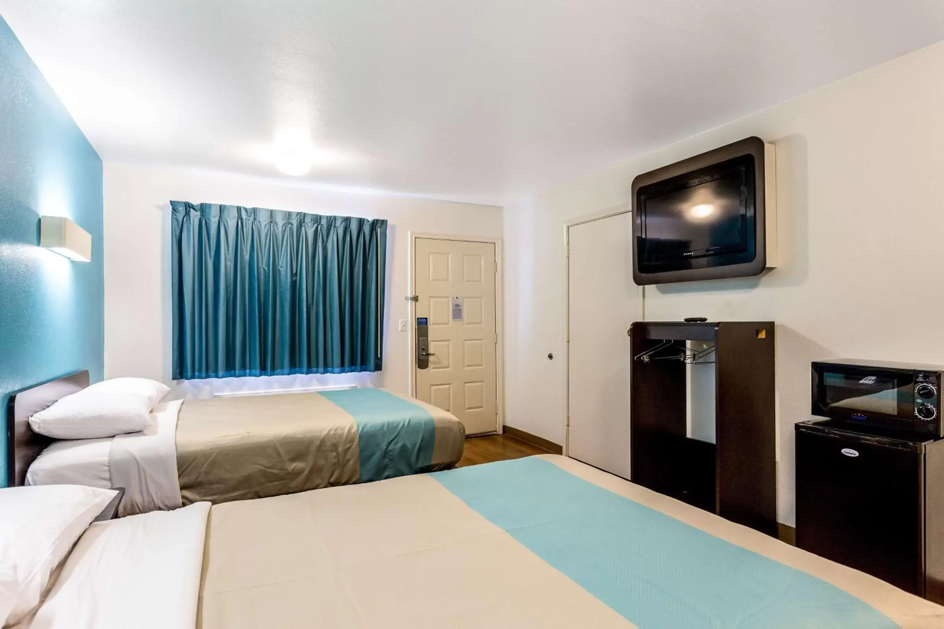 Photo of the whole room, Room Photo in Motel 6-Bryan, TX - College Station