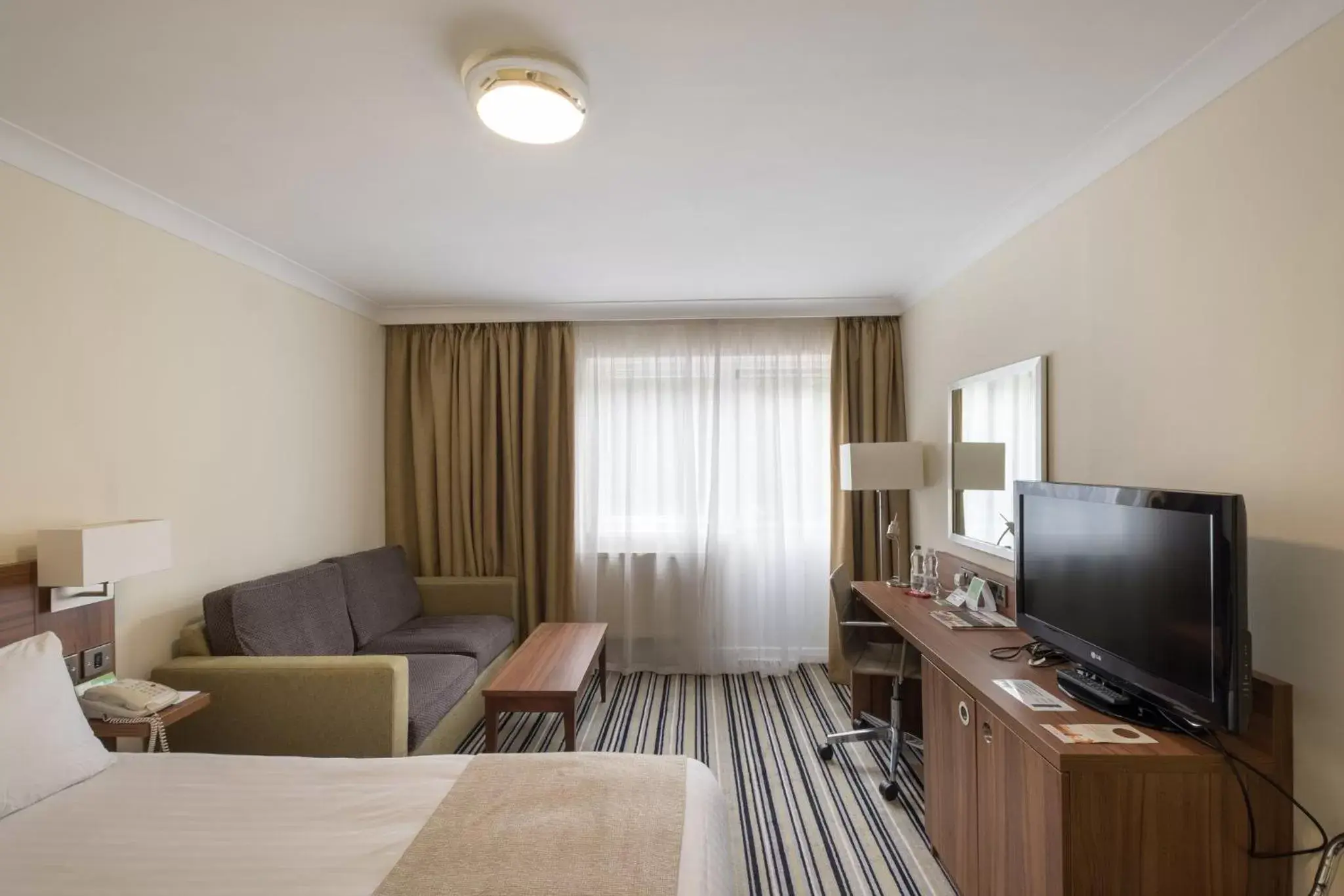 Photo of the whole room, TV/Entertainment Center in Holiday Inn Swindon, an IHG Hotel