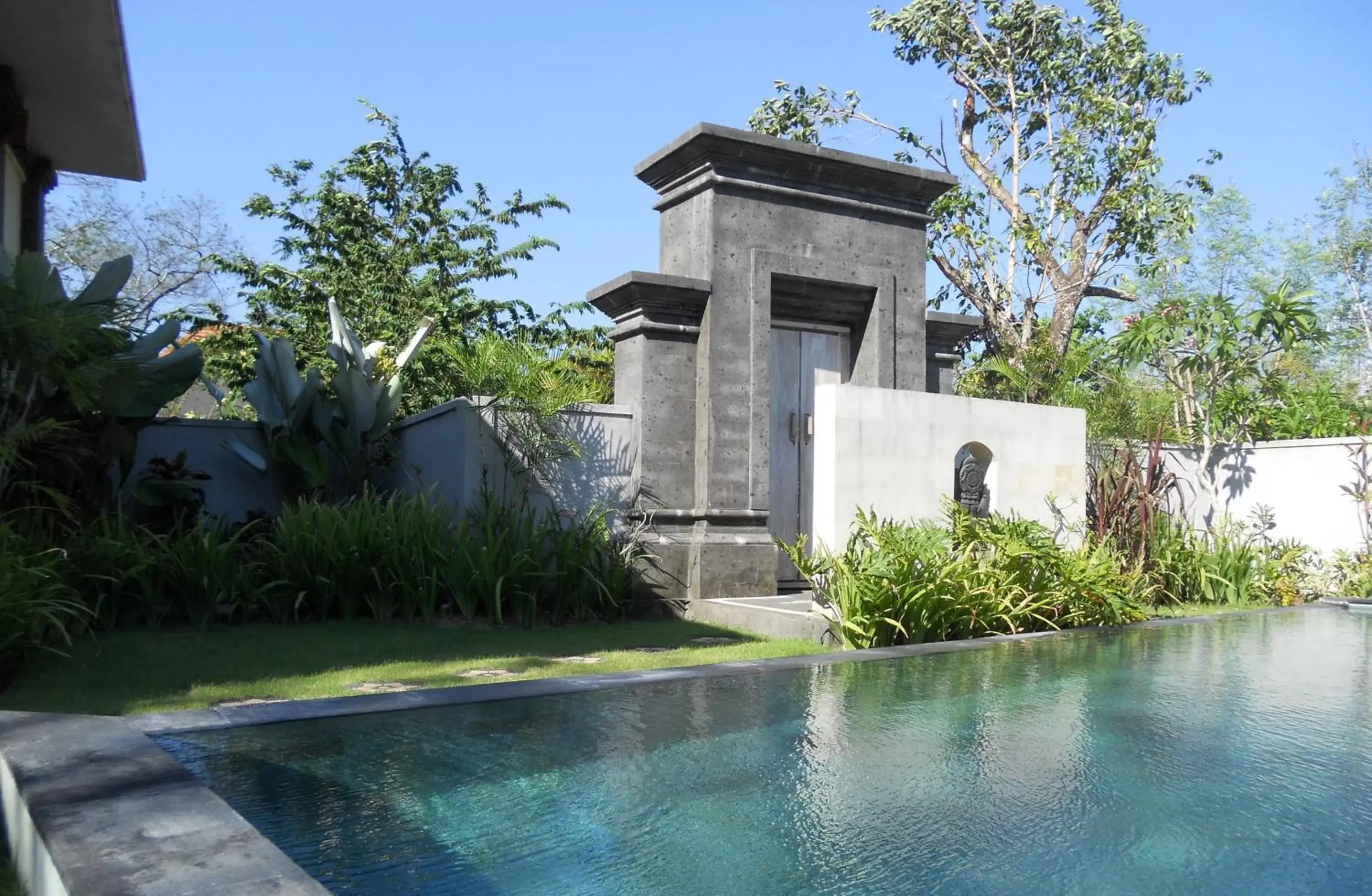 Swimming Pool in Avisara Villa & Suite