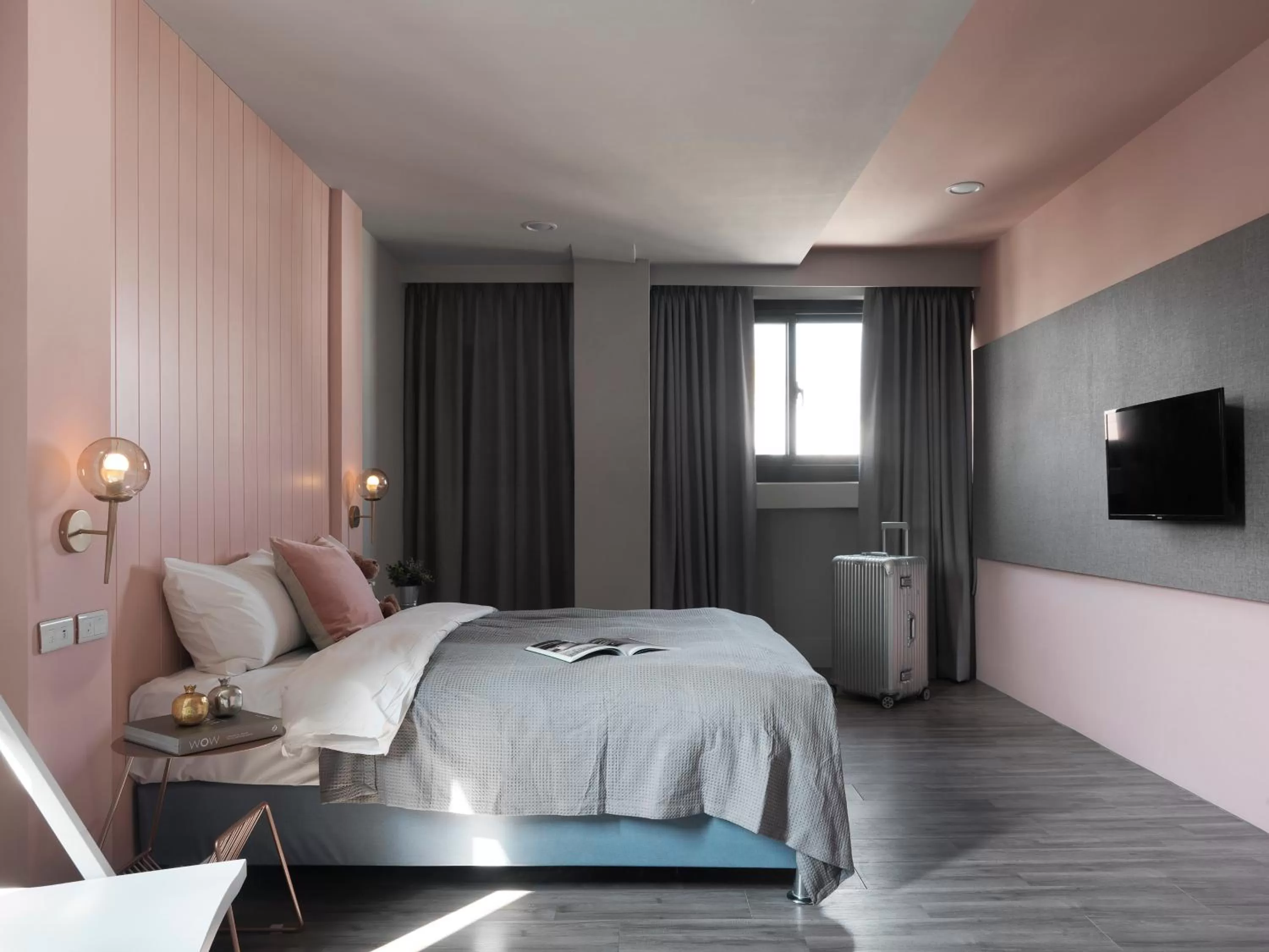 Photo of the whole room, Bed in Mr.Mantter