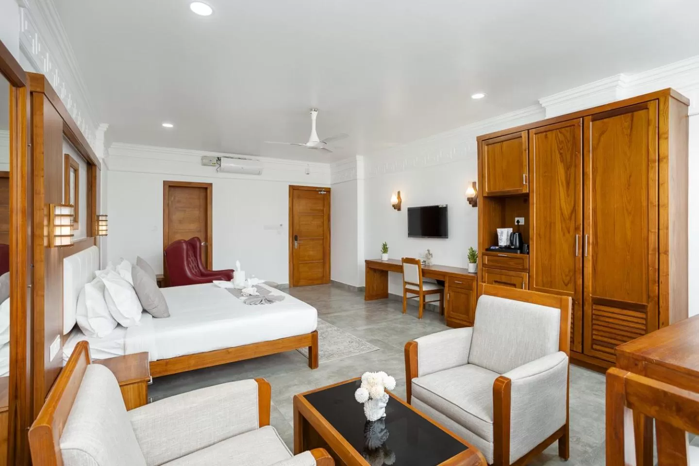 Living room, Bed in HOTEL WHITE HOUSE, Munnar