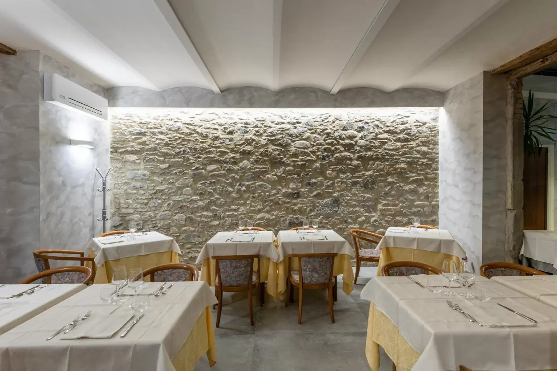 Restaurant/Places to Eat in Hotel Roma