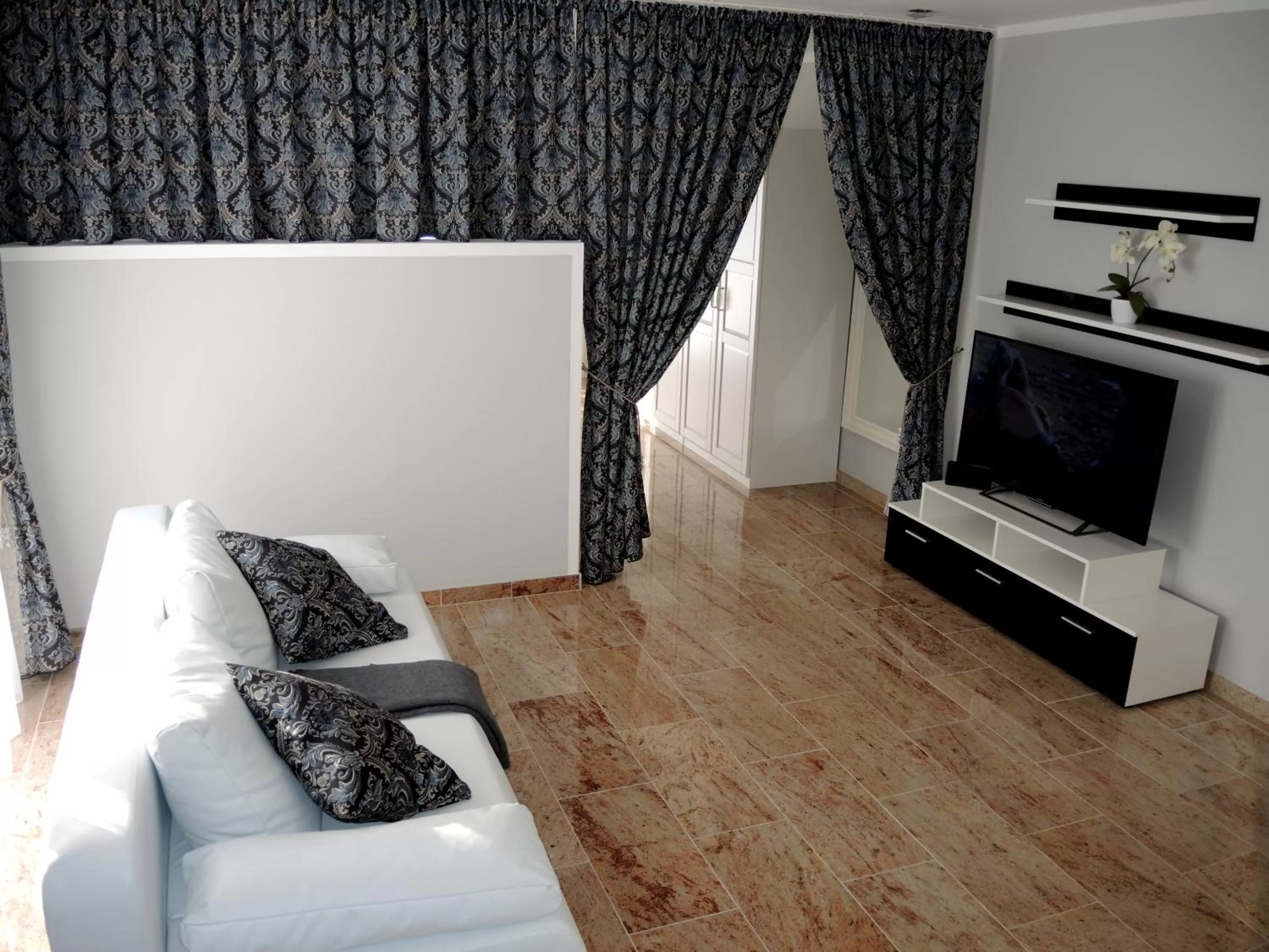 Communal lounge/ TV room in Merkel Villa Apartamente