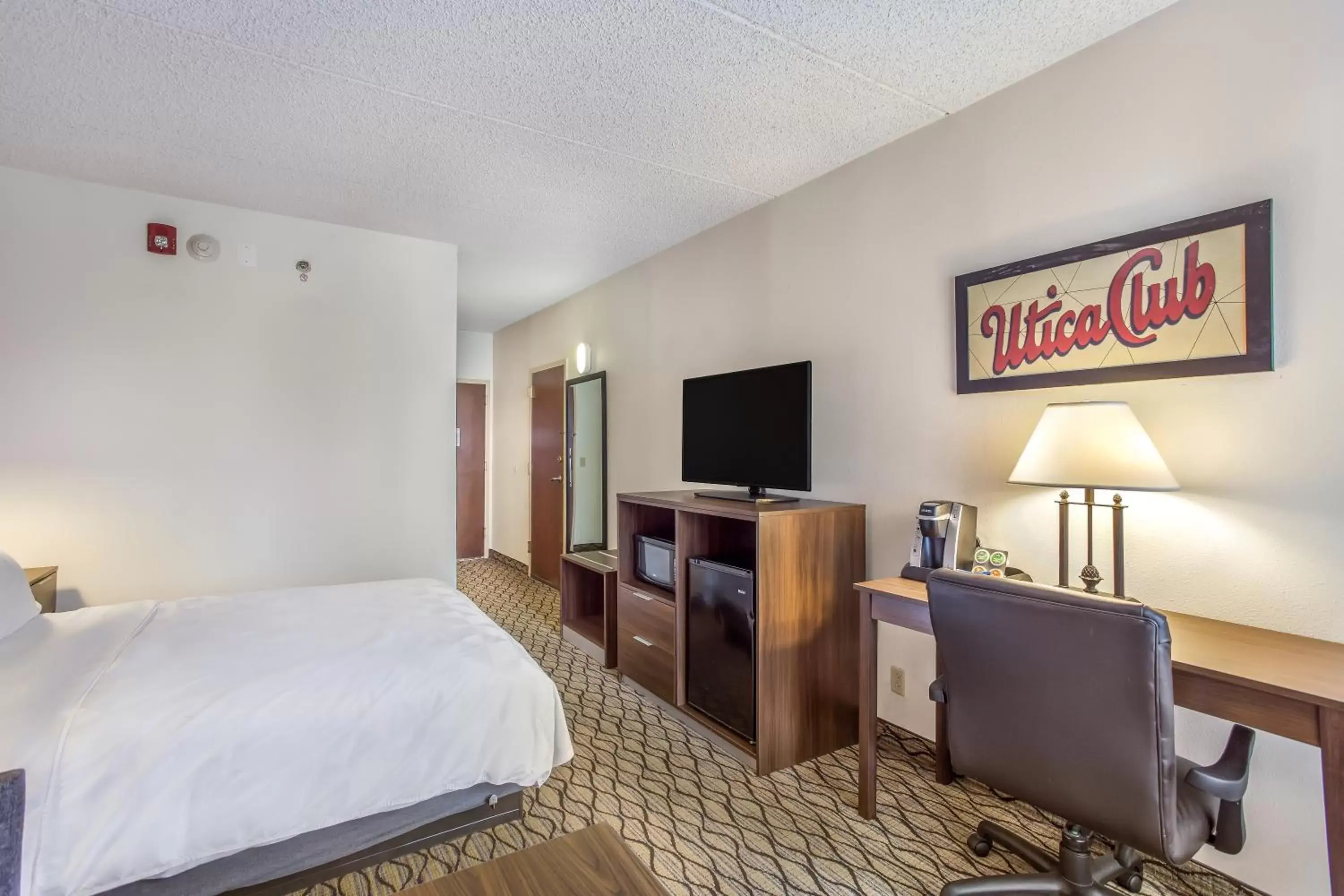 Photo of the whole room, Bed in Burrstone Inn, Ascend Hotel Collection