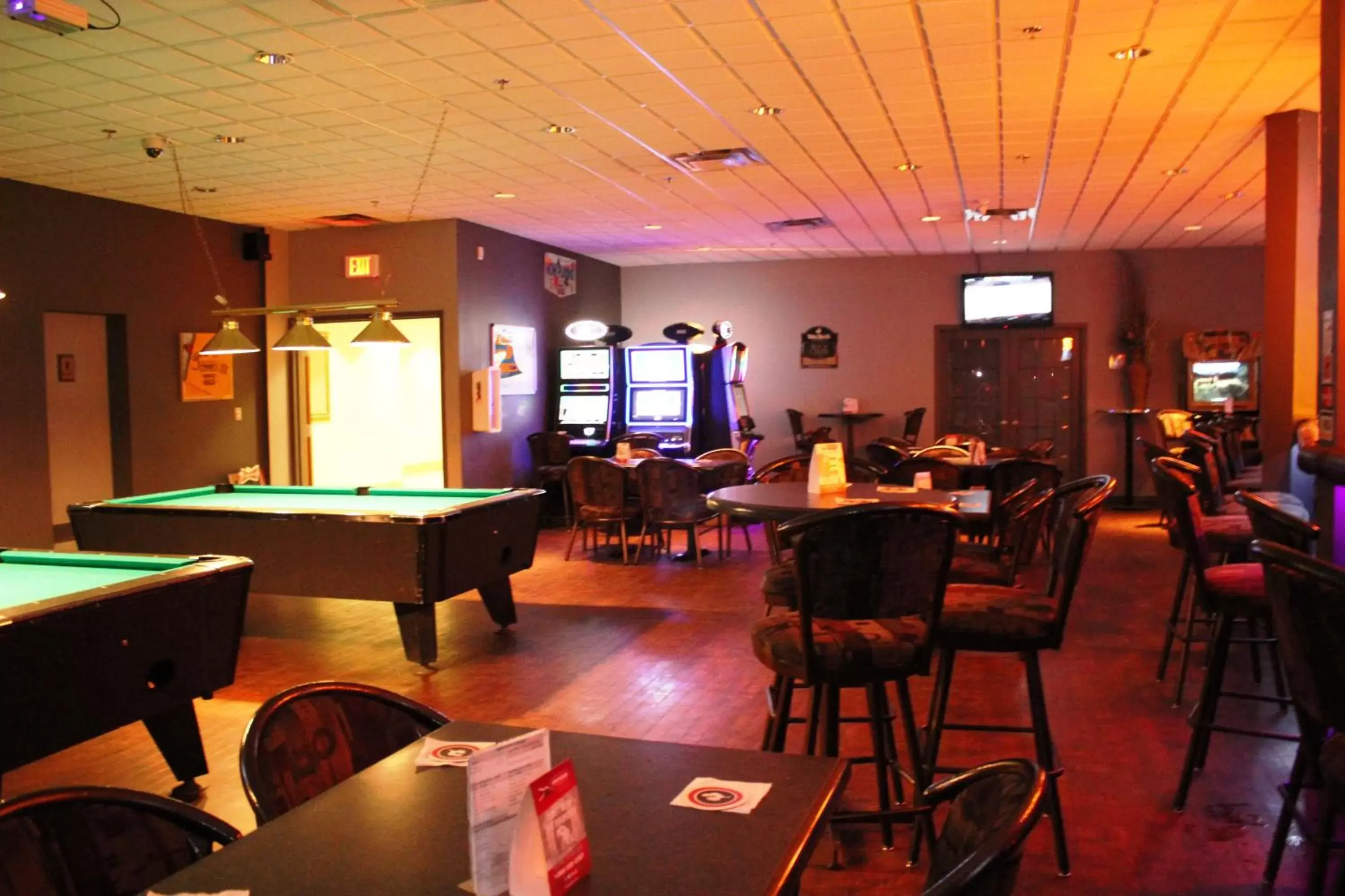 Lounge or bar, Billiards in Ramada by Wyndham Edmonton South