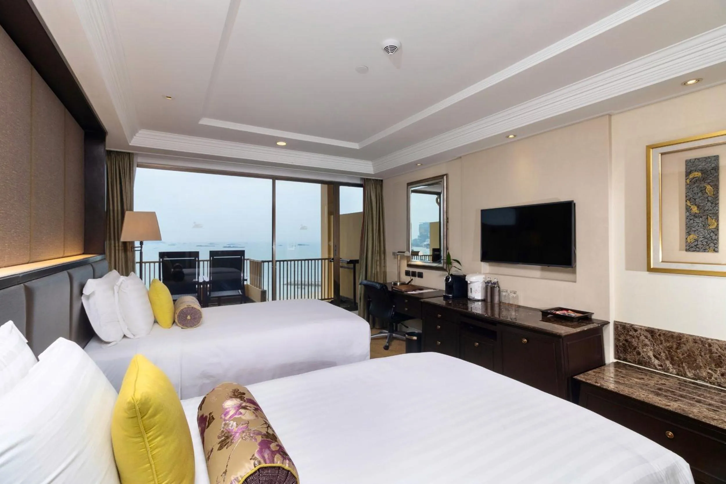 Bedroom, Bed in Dusit Thani Pattaya