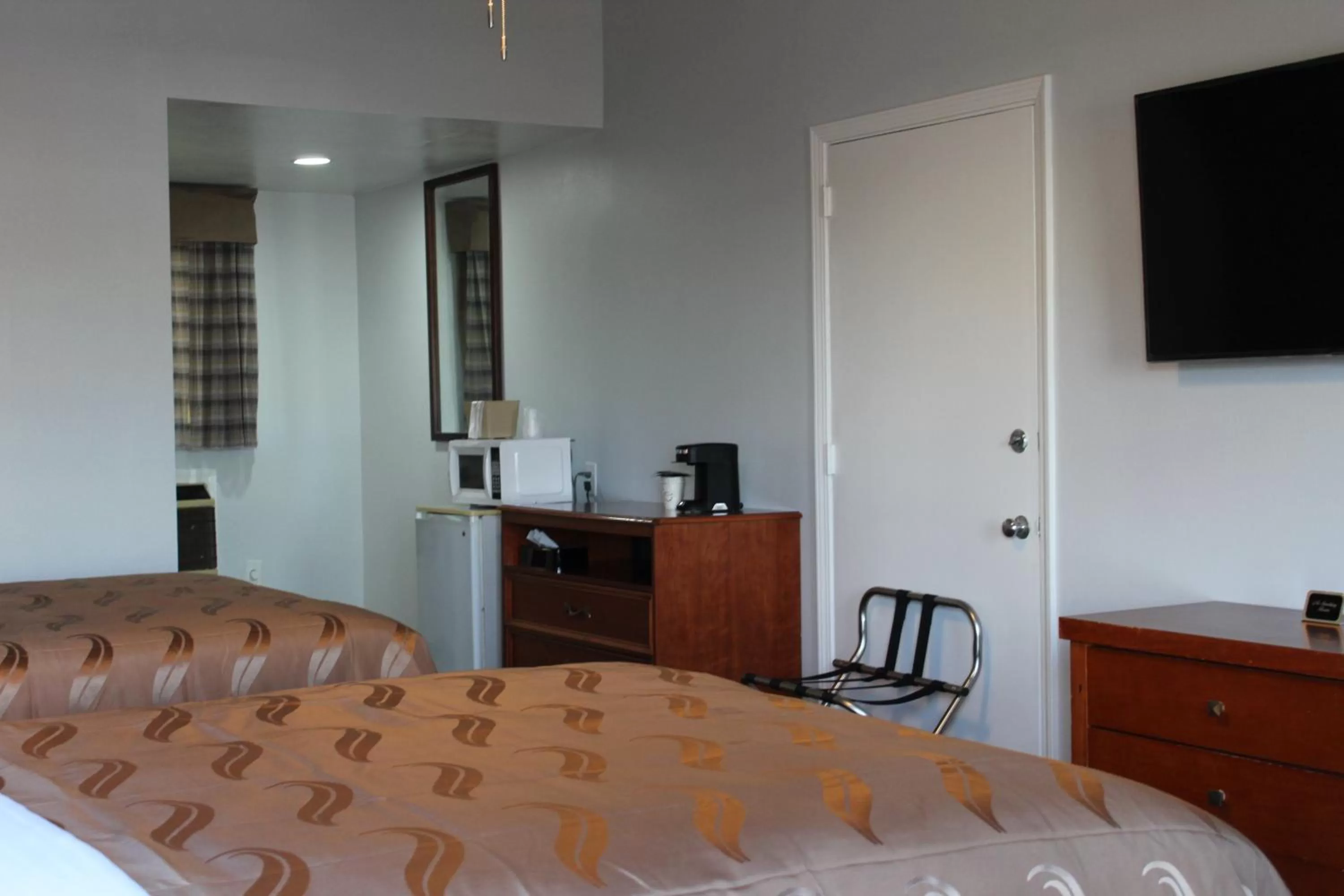 Bed in Quality Inn - On The Lake Clarksville-Boydton