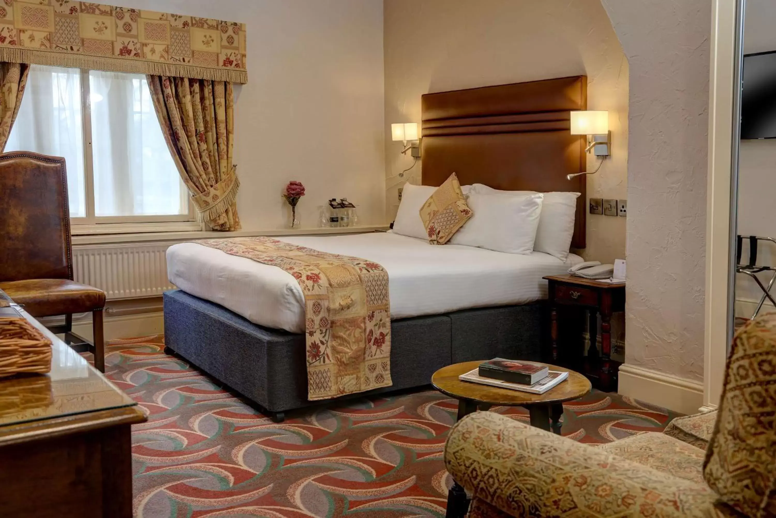 Bedroom, Bed in B/W Premier Doncaster Mount Pleasant Hotel