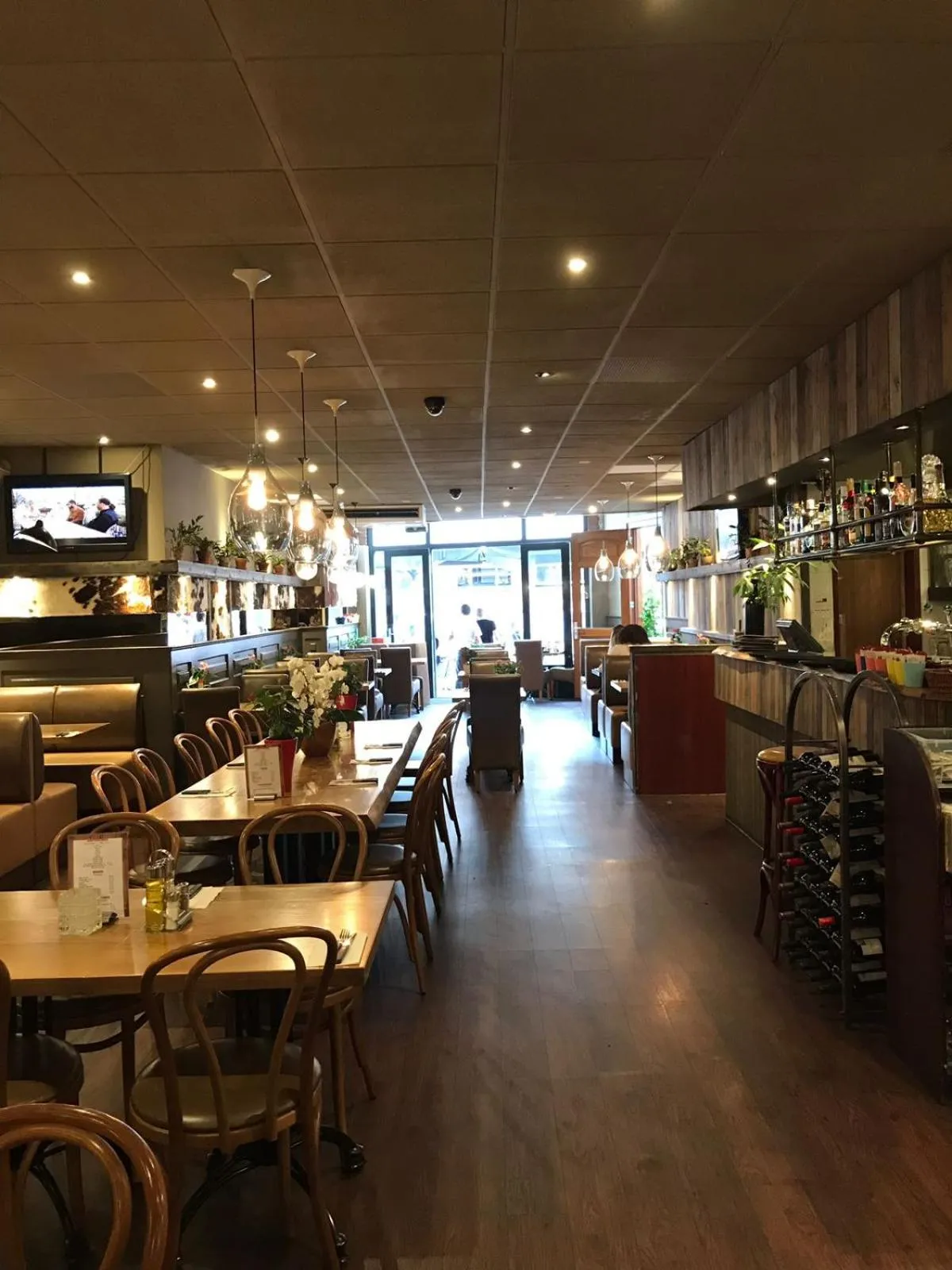 Restaurant/places to eat in Hotel Manofa