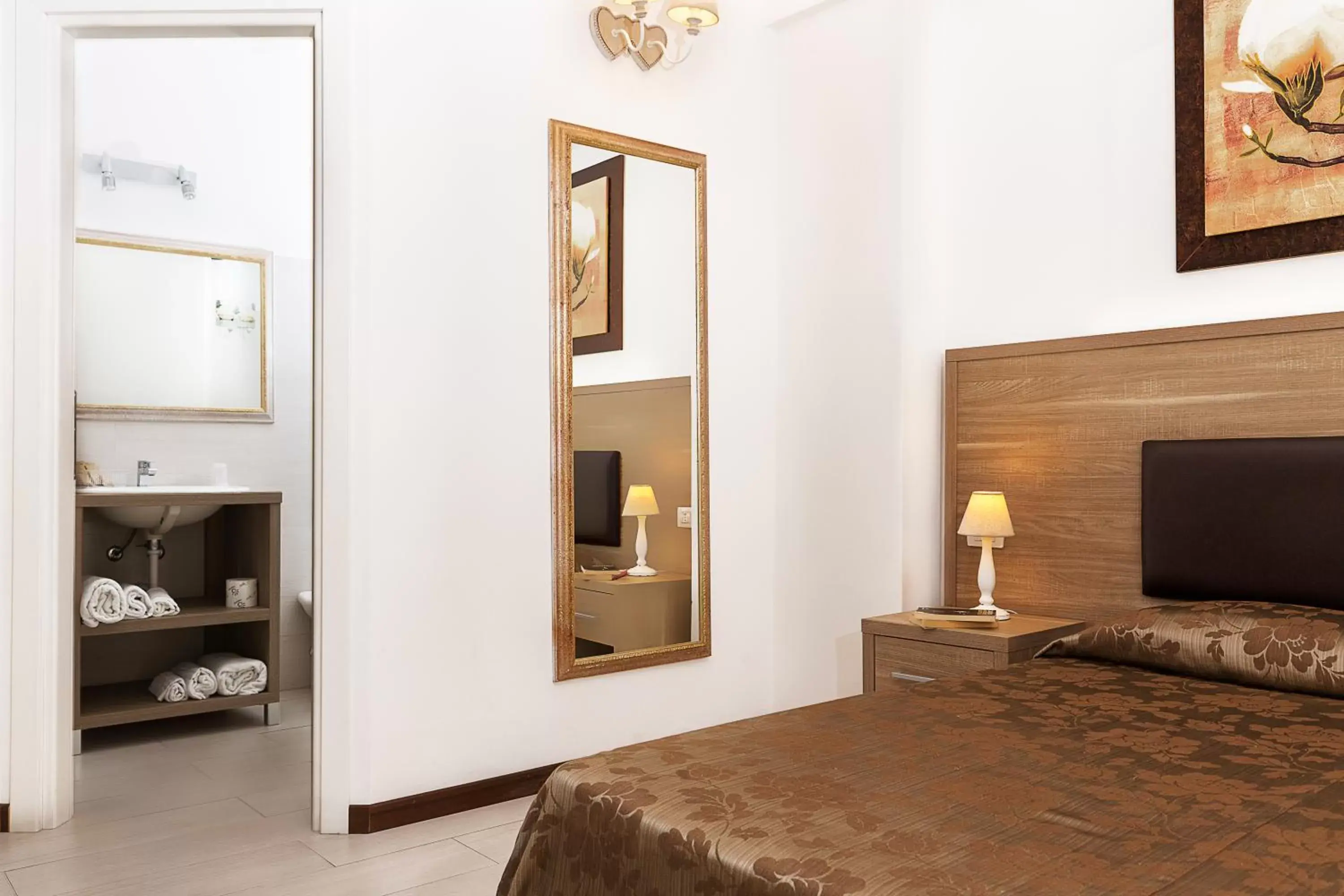 Shower, Bed in Le Residenze del Centro