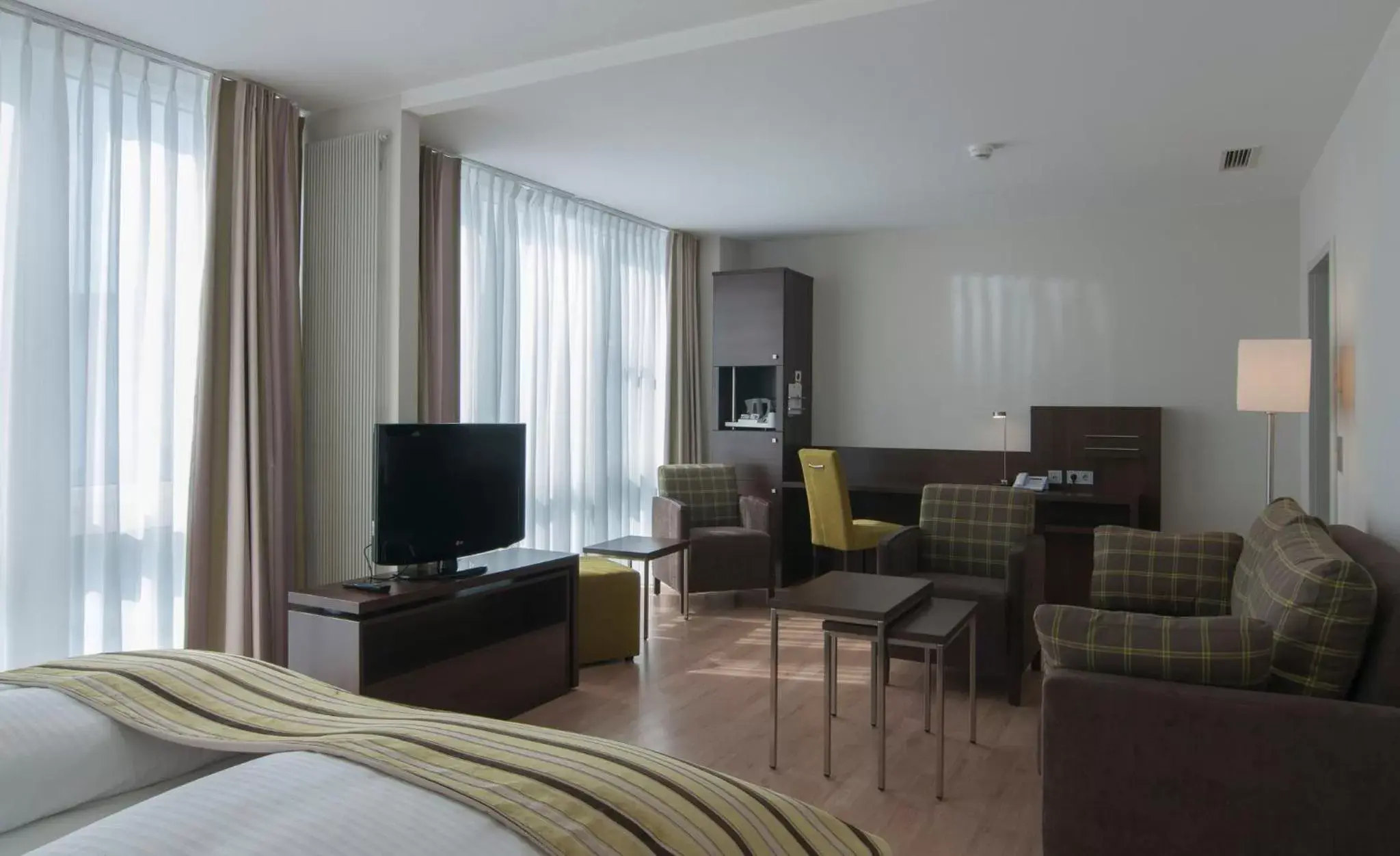 Photo of the whole room, TV/Entertainment Center in Holiday Inn Munich Unterhaching, an IHG Hotel