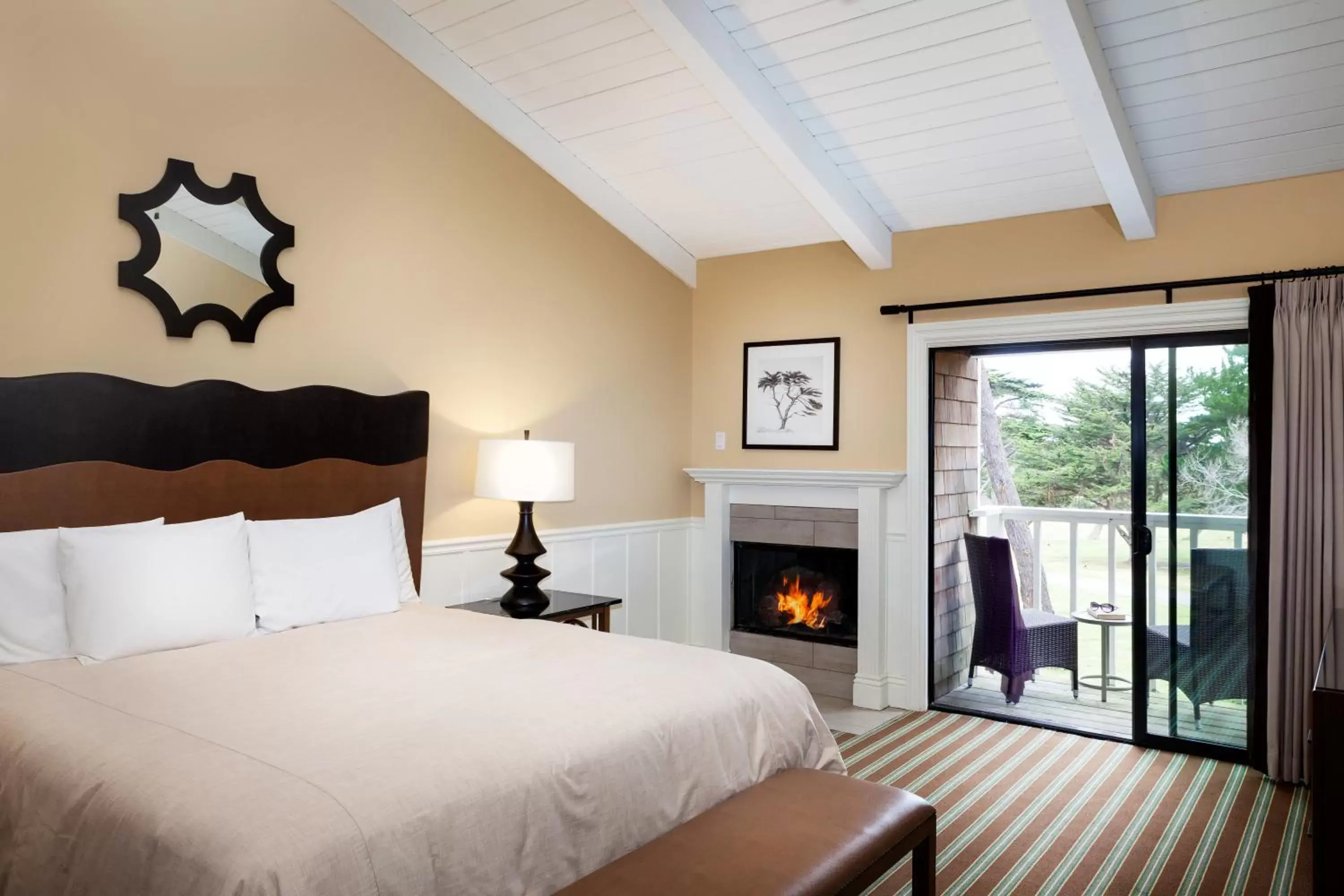 Standard King Room with Fireplace in Lighthouse Lodge & Cottages