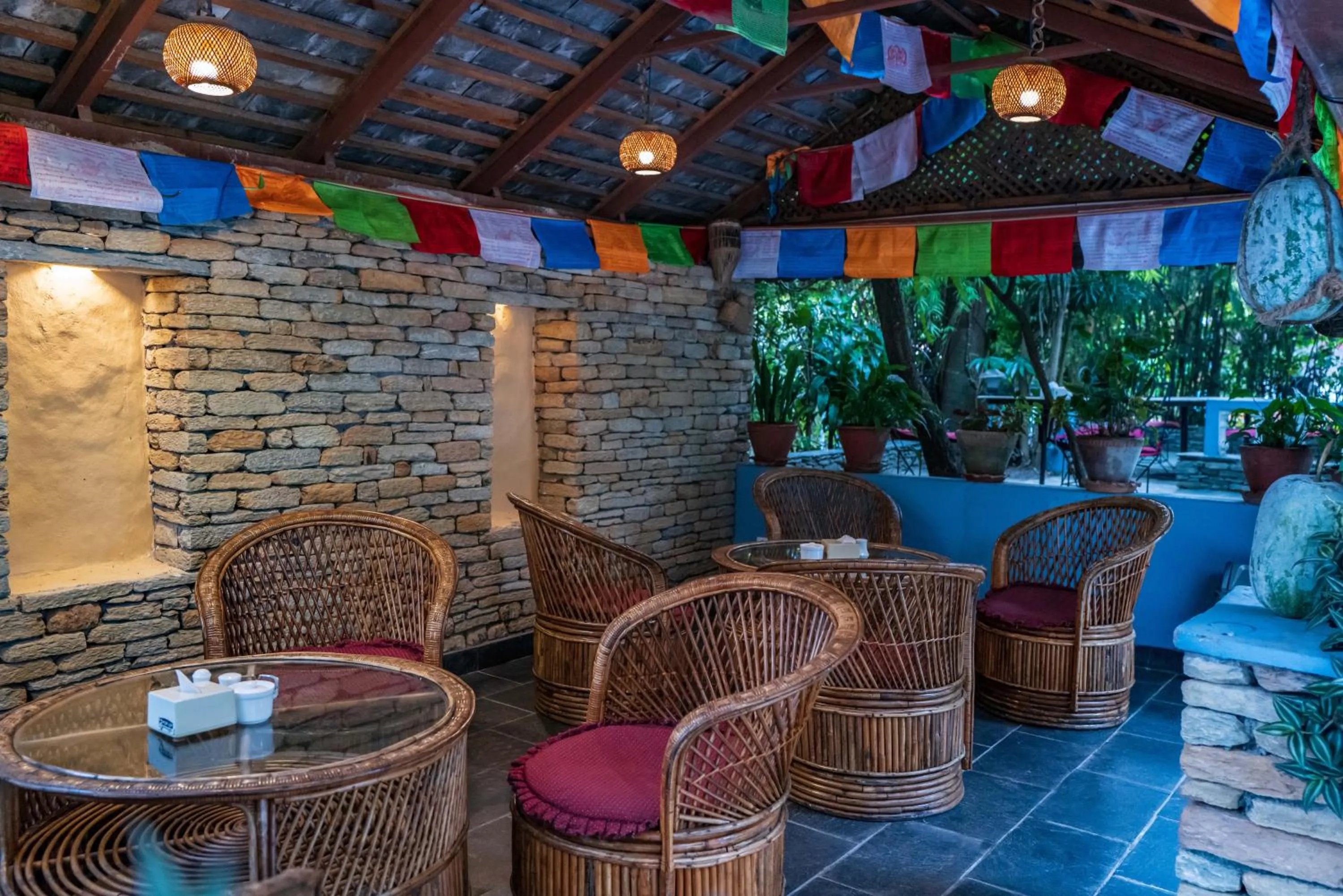 Restaurant/places to eat in Hotel Silver Oaks Inn