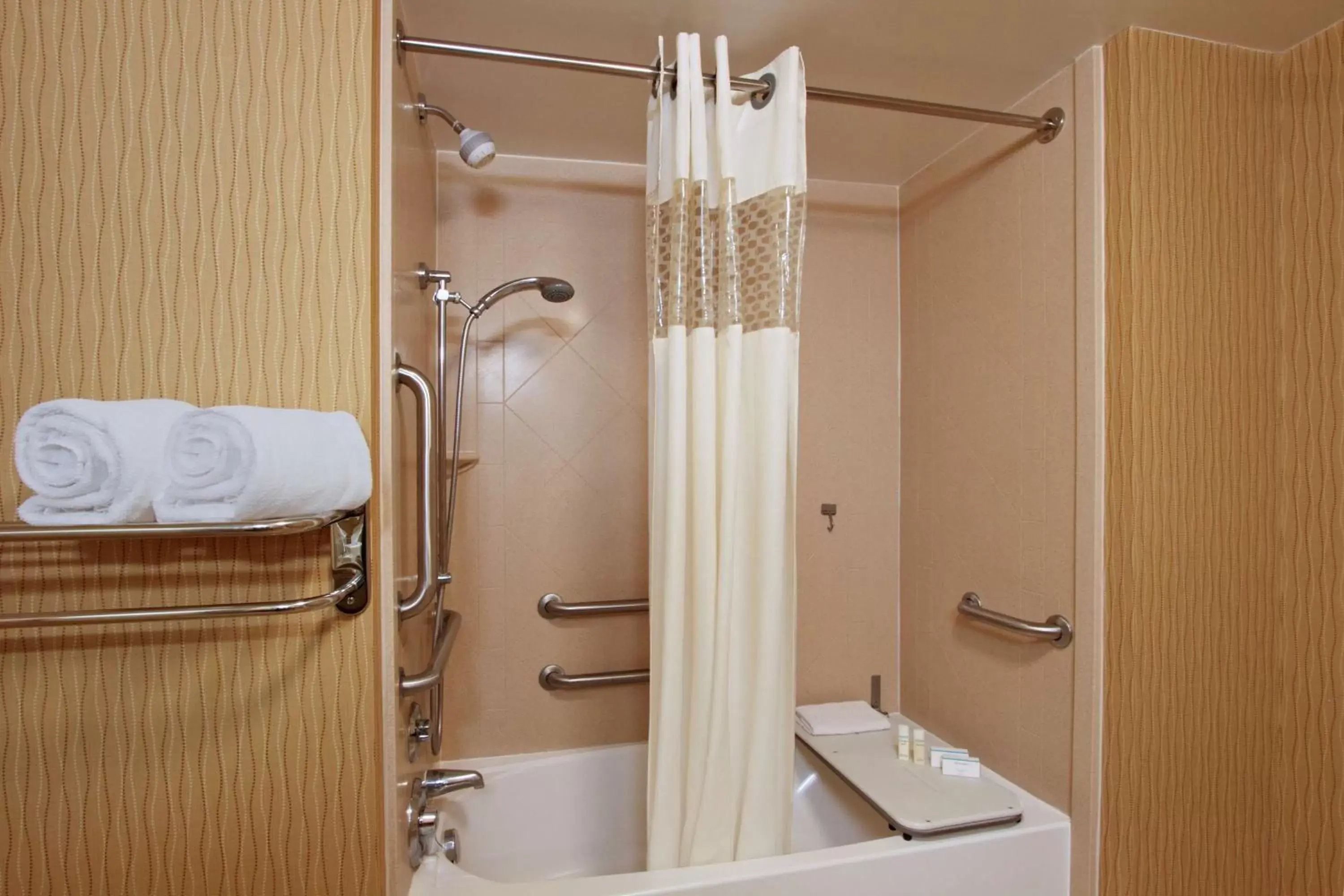 Bed, Bathroom in Hampton Inn & Suites Exmore - Eastern Shore