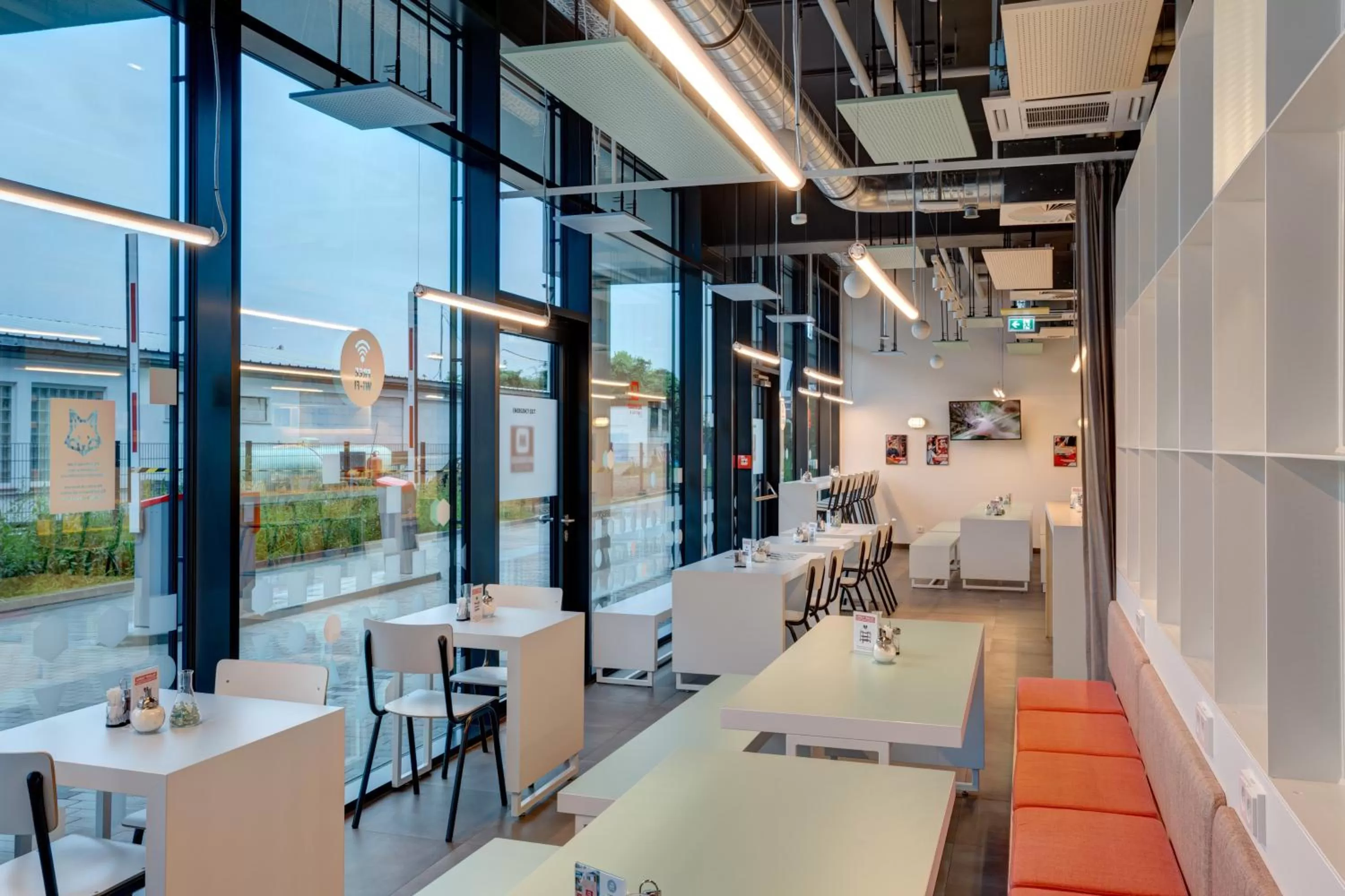 Restaurant/places to eat in MEININGER Hotel Heidelberg Hauptbahnhof