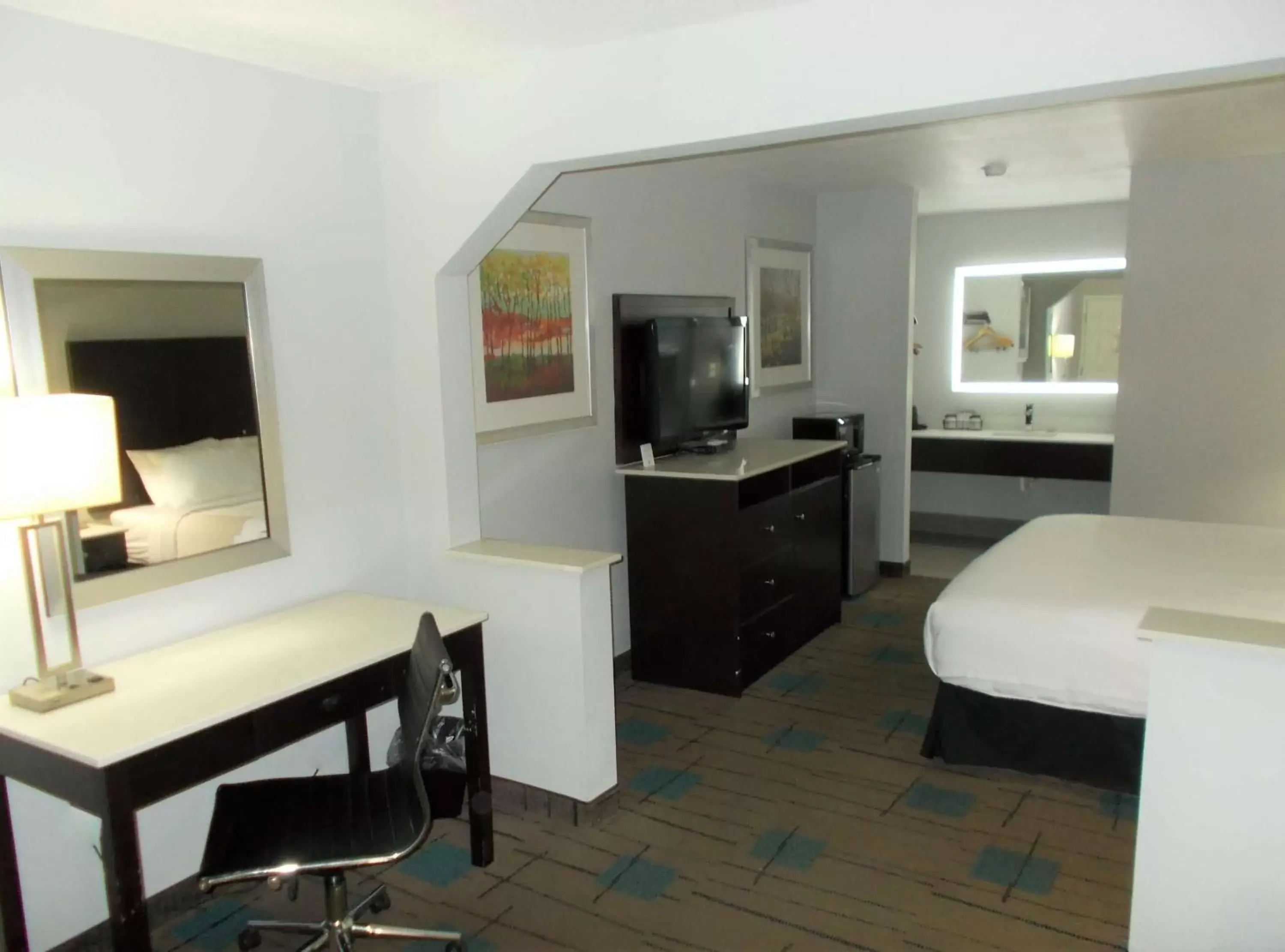 Photo of the whole room, Kitchen/Kitchenette in SureStay Hotel by Best Western Richland