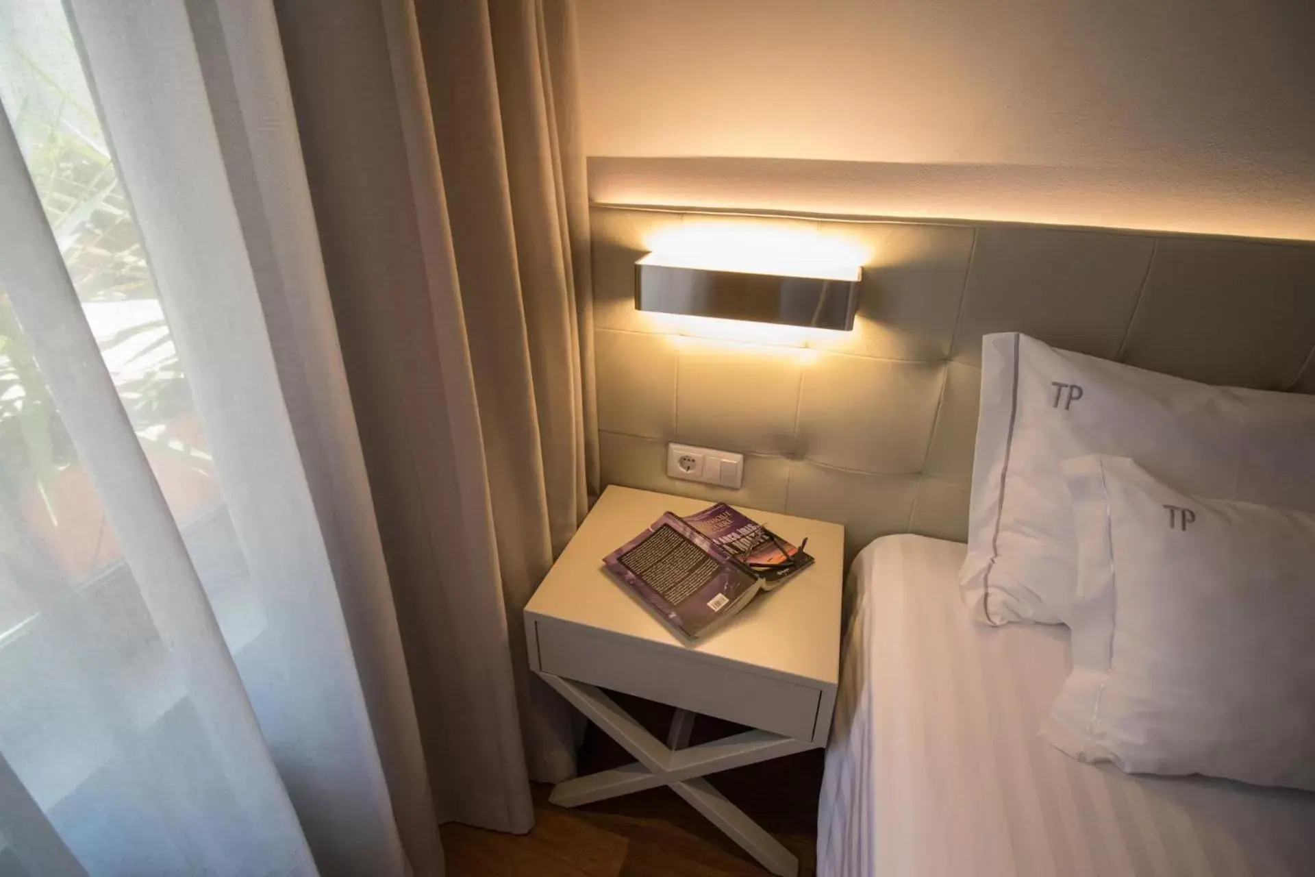 Bedroom, TV/Entertainment Center in Hotel Travel Park Lisboa