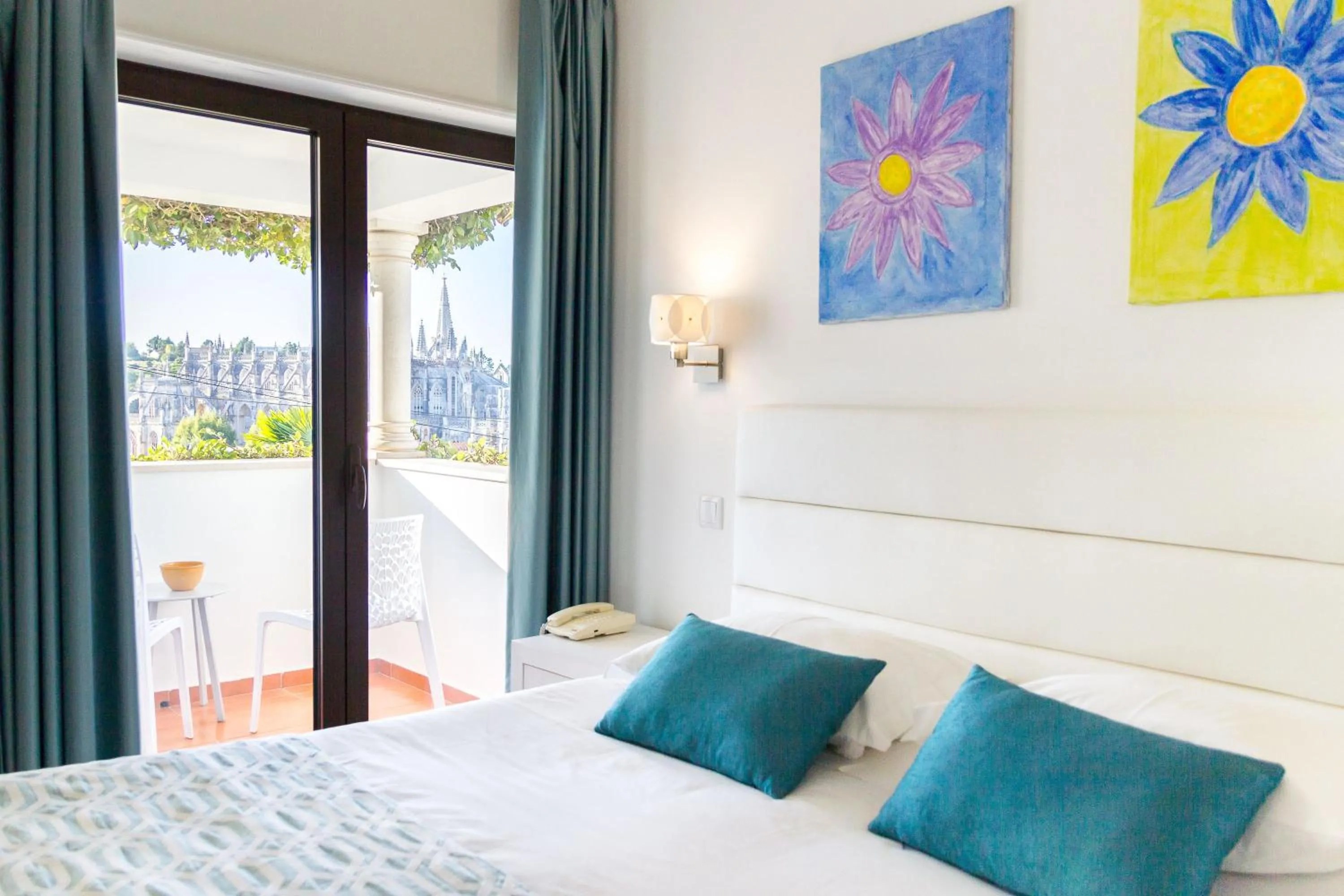 Landmark view, Bed in Boutique Hotel Casa do Outeiro - Arts & Crafts