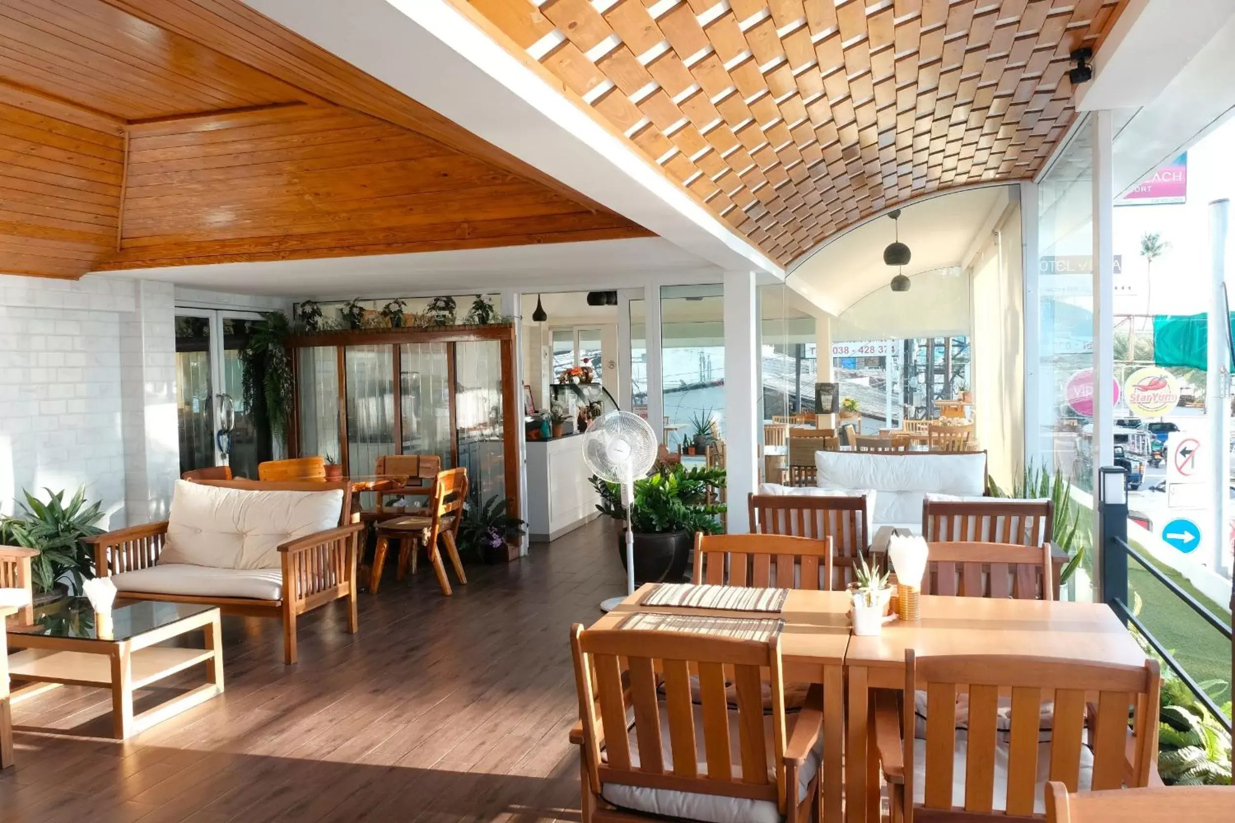 Restaurant/places to eat in The Beach Front Resort, Pattaya Restaurant/places to eat in The Beach Front Resort, Pattaya