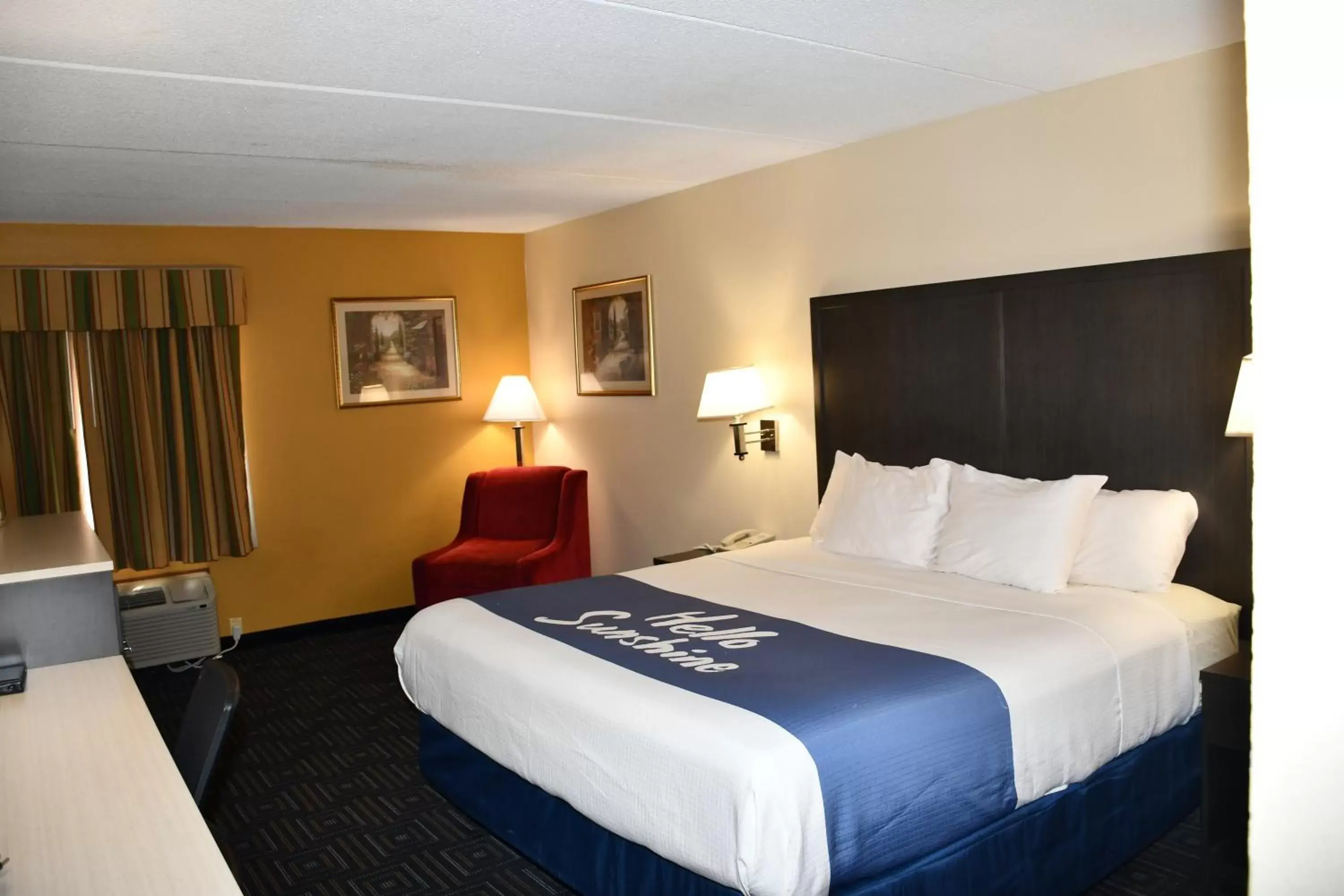 Bed in Days Inn by Wyndham Mounds View Twin Cities North