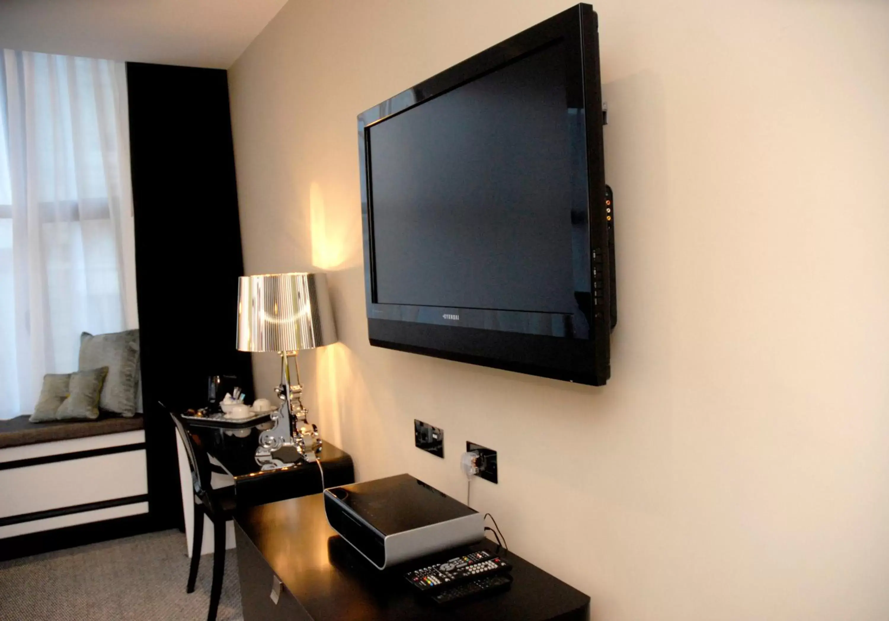 TV and multimedia, TV/Entertainment Center in Print Works Hotel