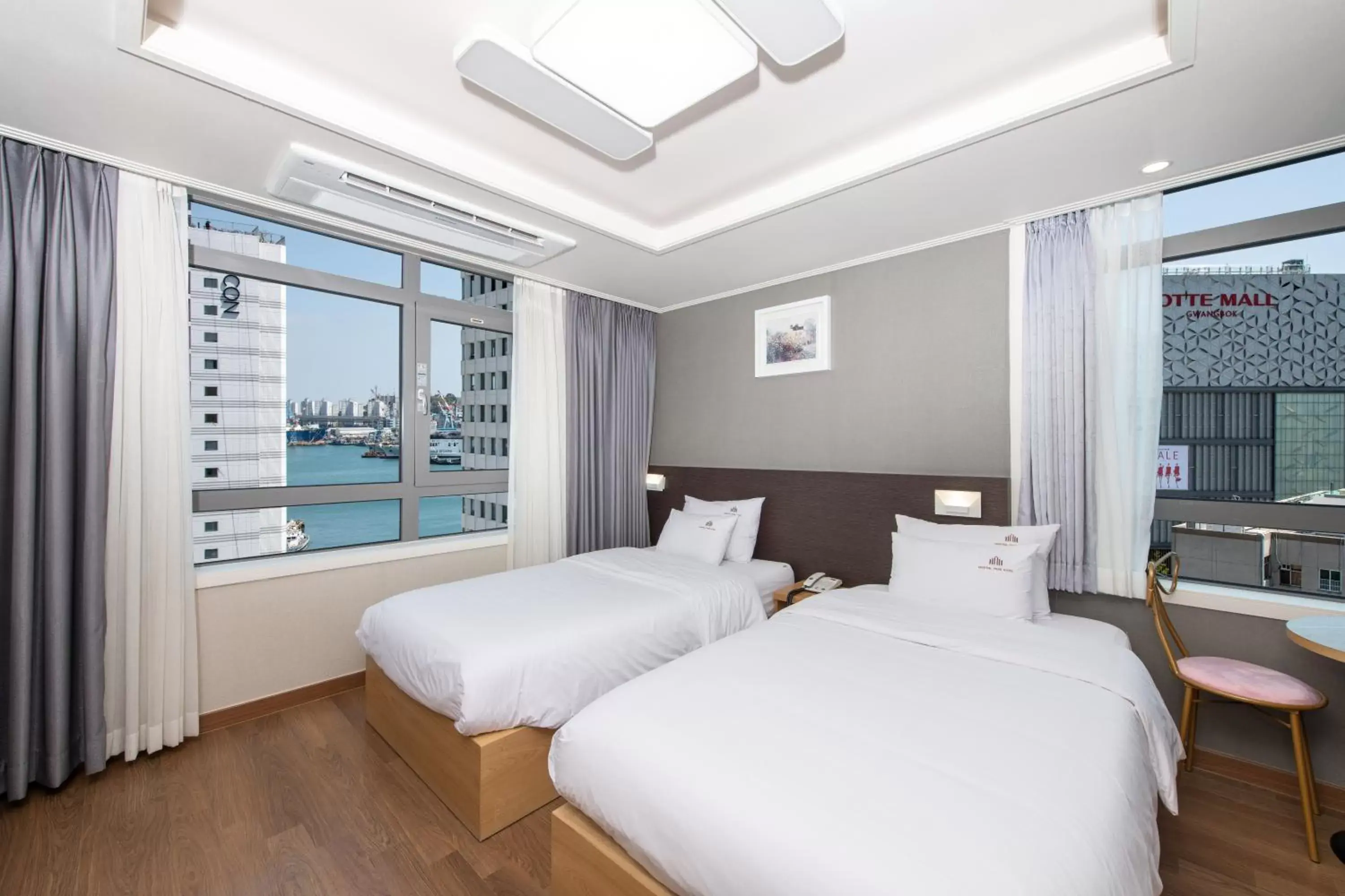 Standard Twin Room with Harbor View in Central Park Hotel Busan