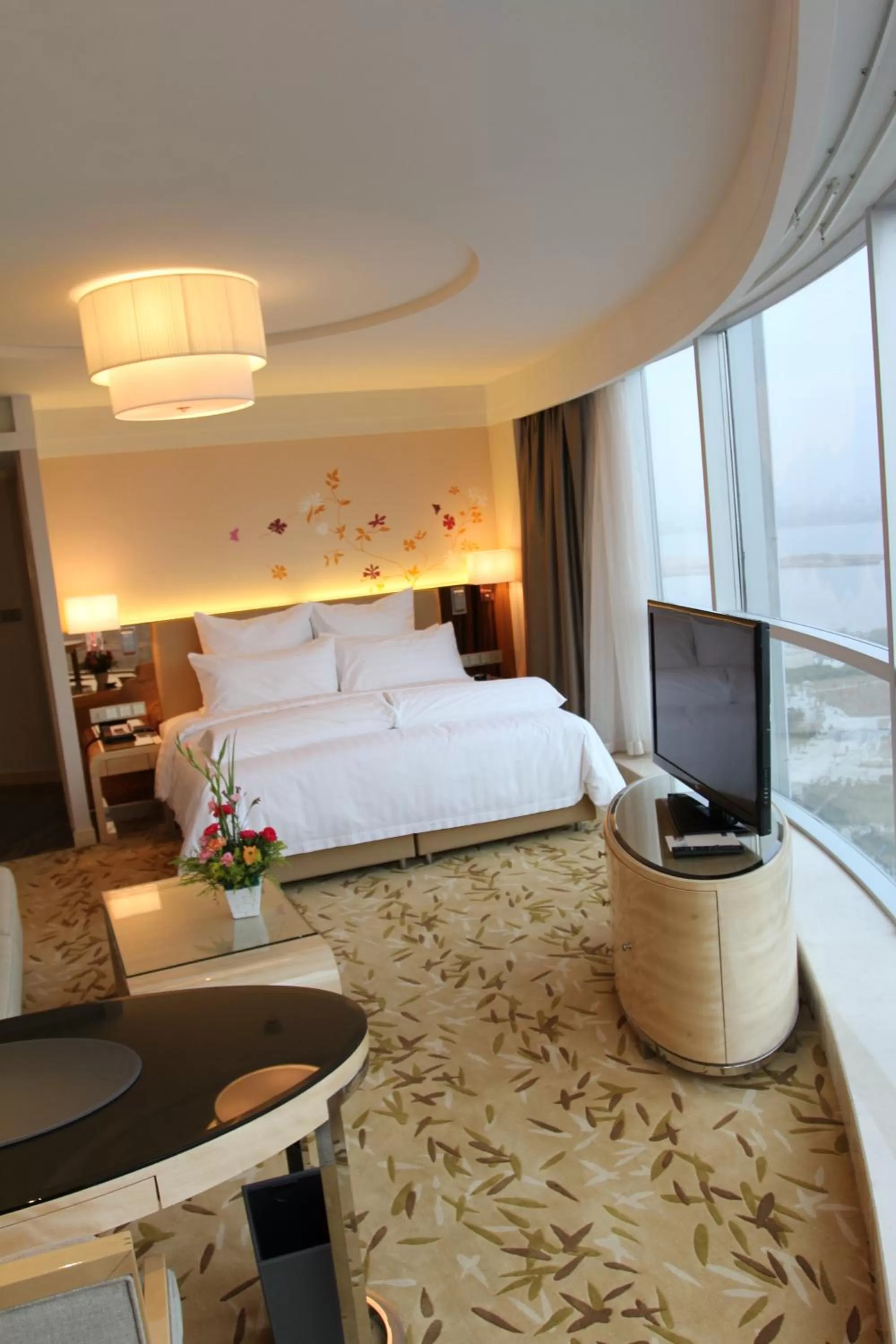 Photo of the whole room, Bed in Pullman Linyi Lushang
