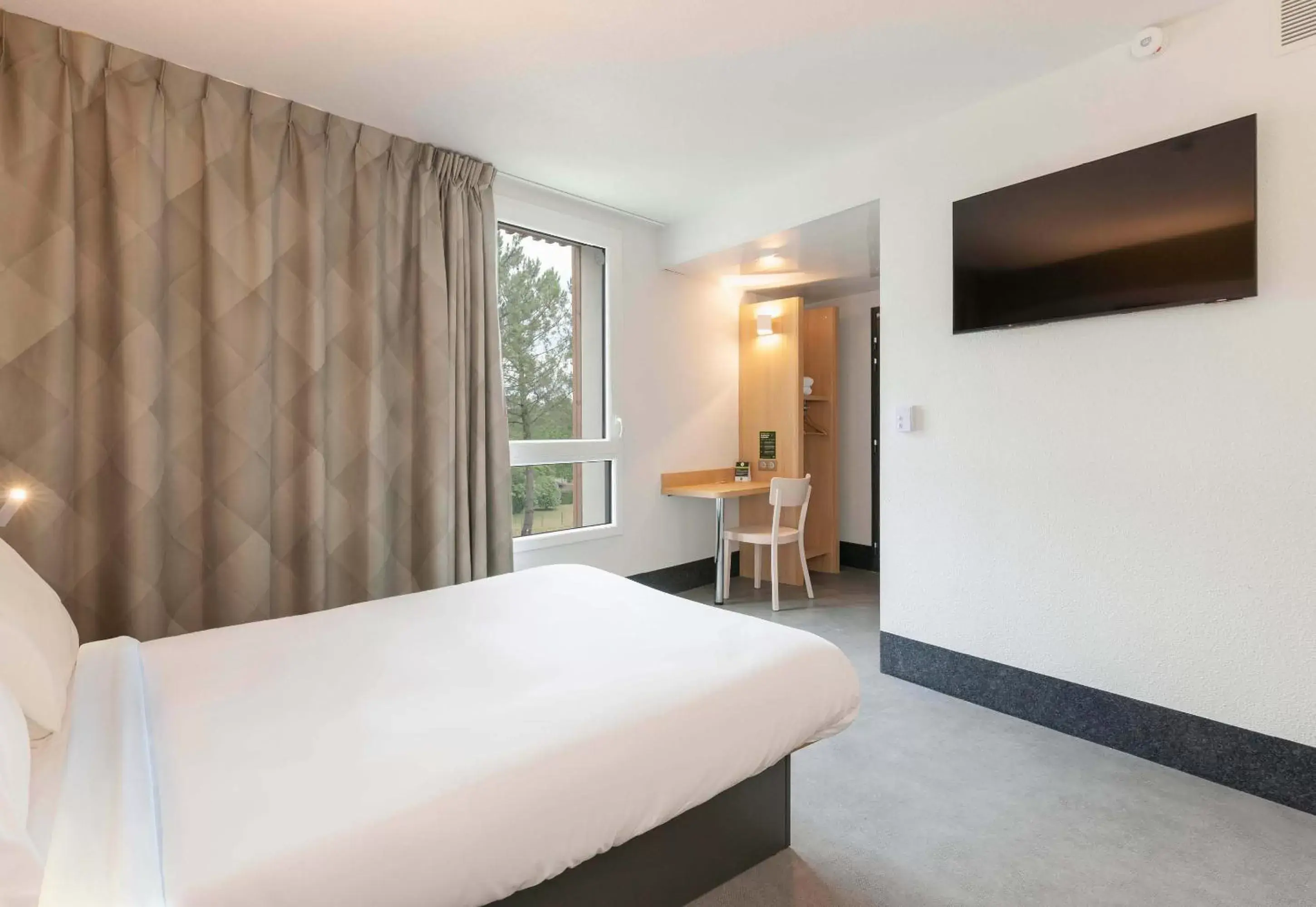 Bedroom, Bed in B&B HOTEL Saint-Geours-de-Maremne Hossegor