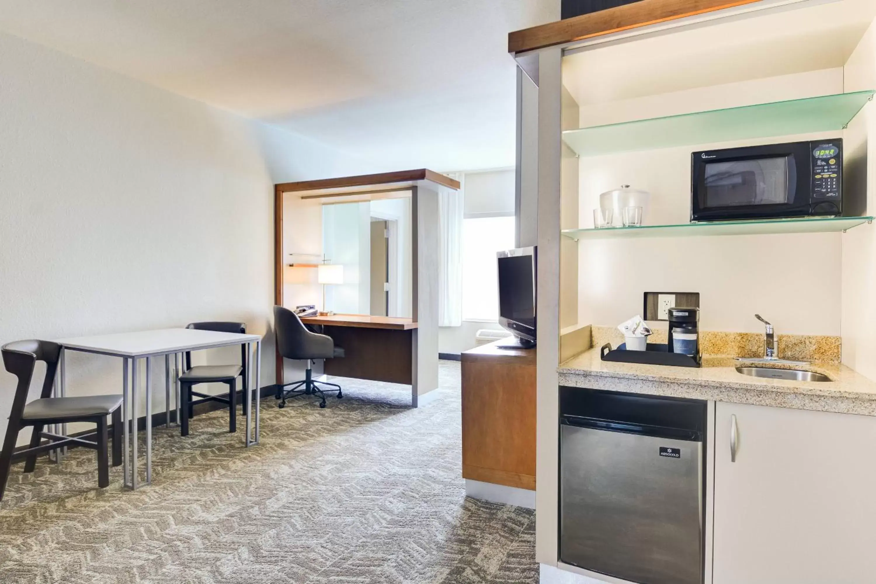 Bedroom, Kitchen/Kitchenette in SpringHill Suites Shreveport-Bossier City/Louisiana Downs