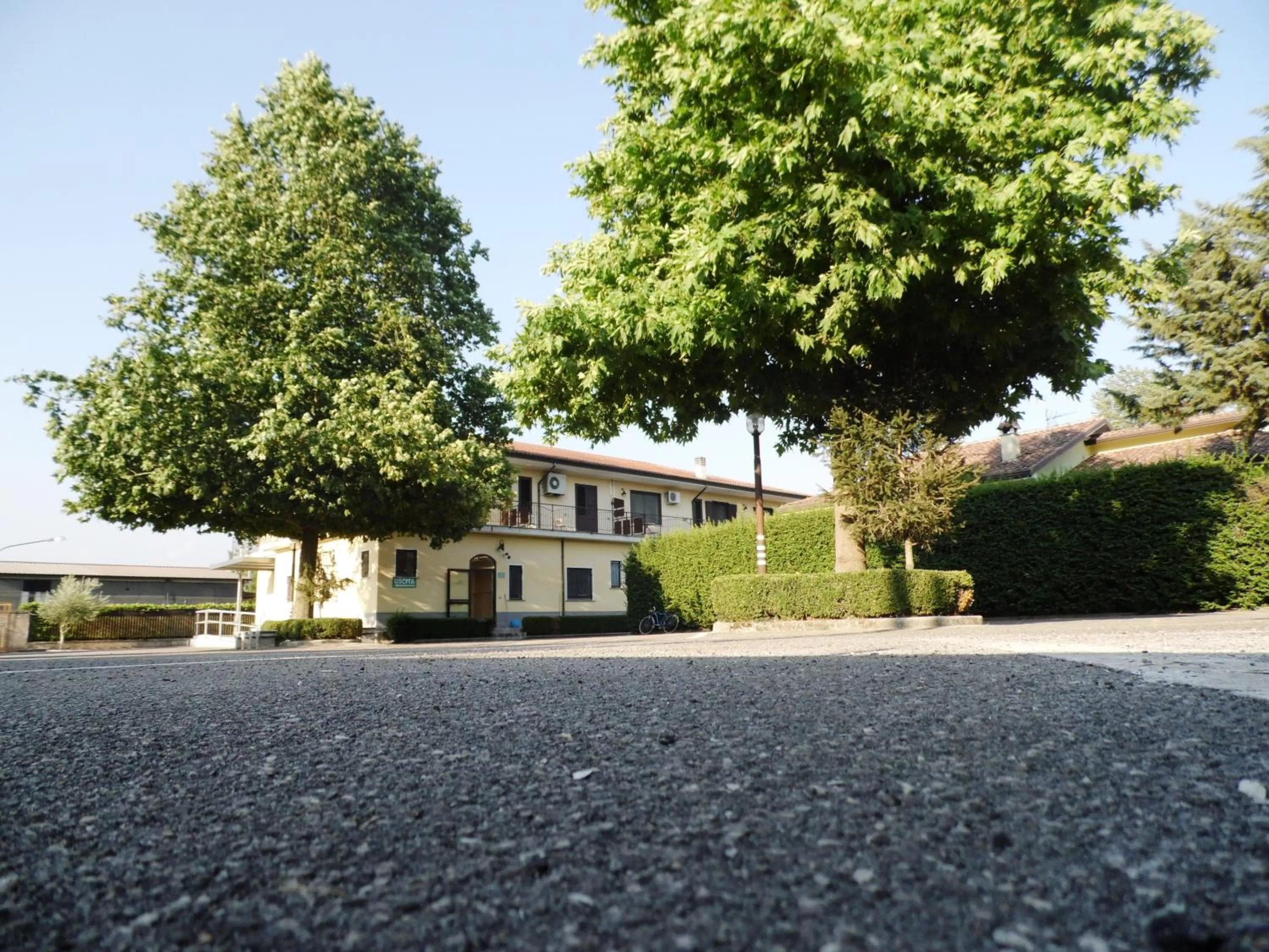 Property building in Hotel Rosso Di Sera