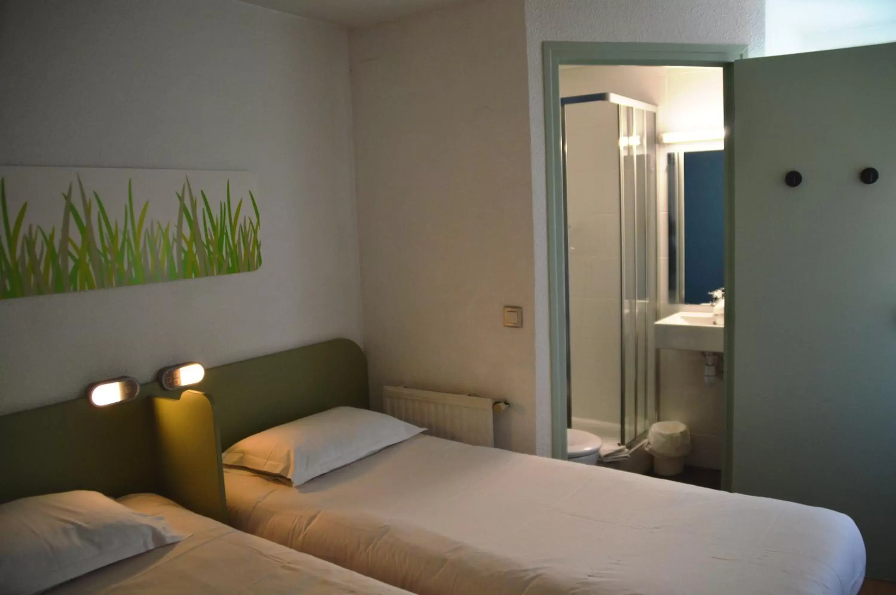 Photo of the whole room, Bed in Ibis Budget Hyères