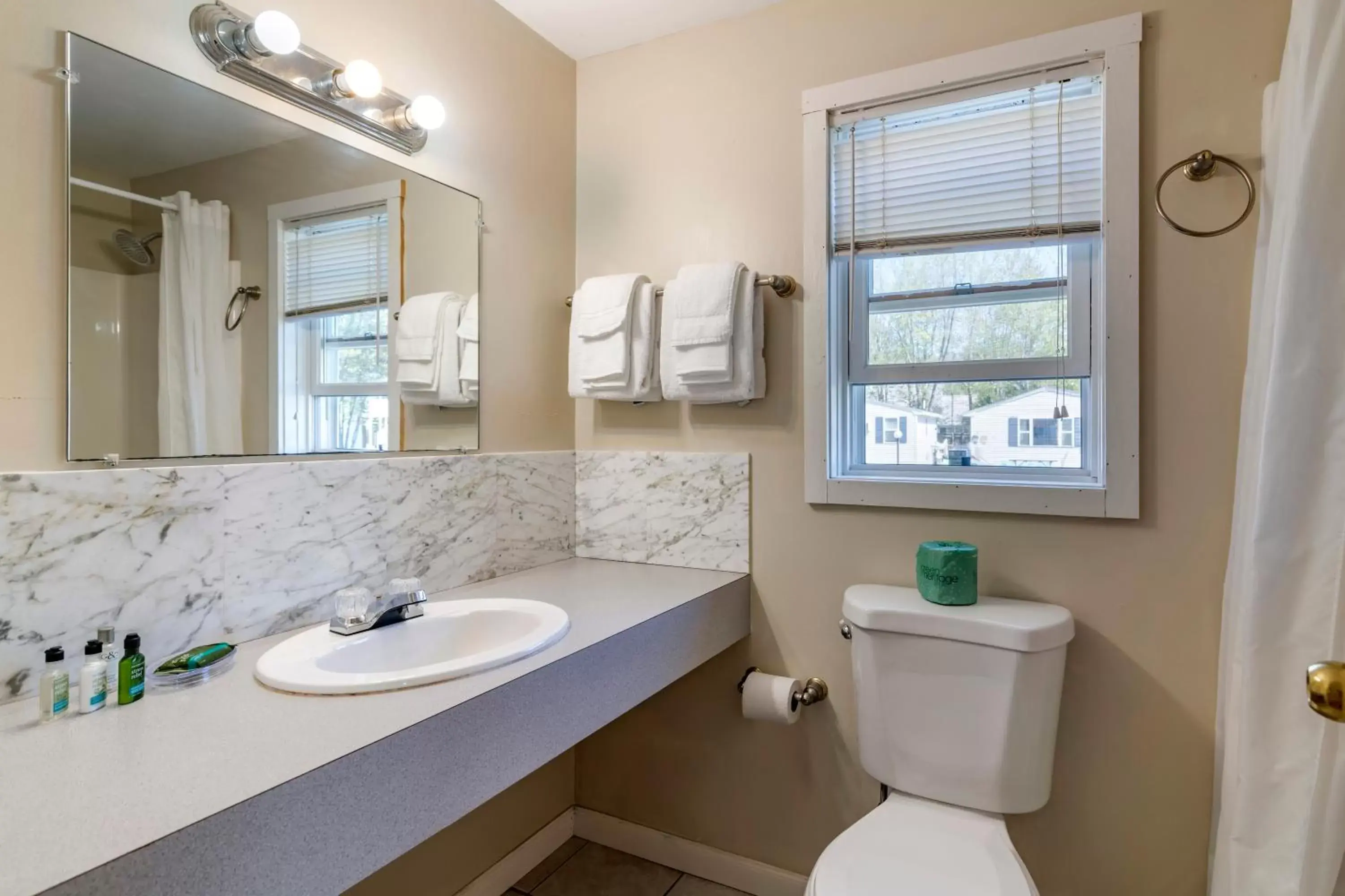 Bathroom in Anchor Inn and Cottages Wells-Ogunquit