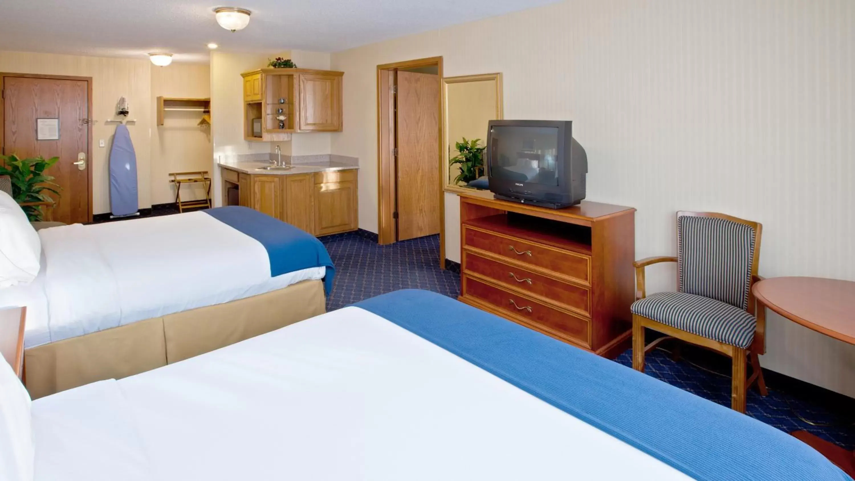 Bedroom, Bed in SureStay Plus by Best Western Fremont I-69