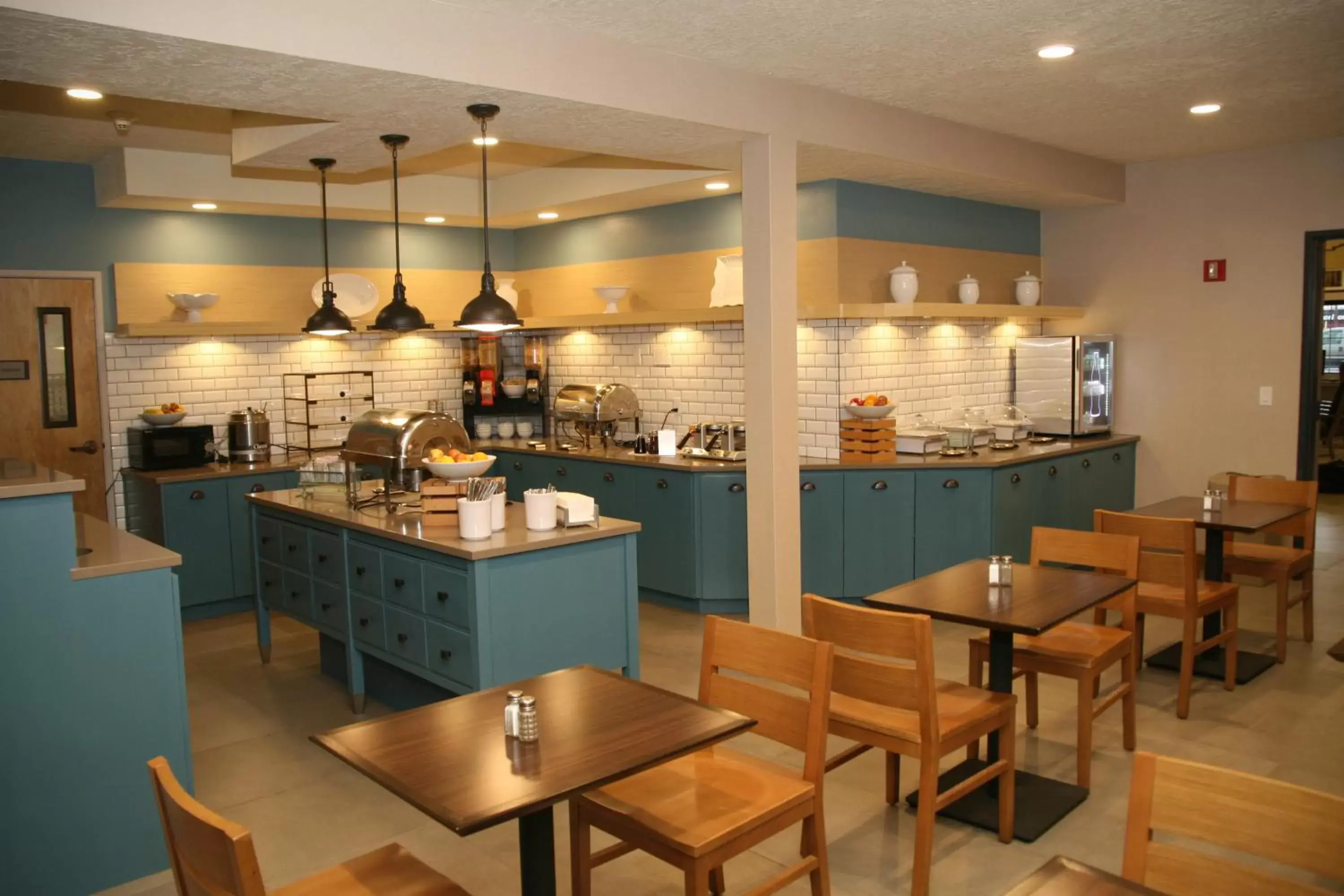 Buffet breakfast, Restaurant/Places to Eat in Country Inn & Suites by Radisson, Prineville, OR