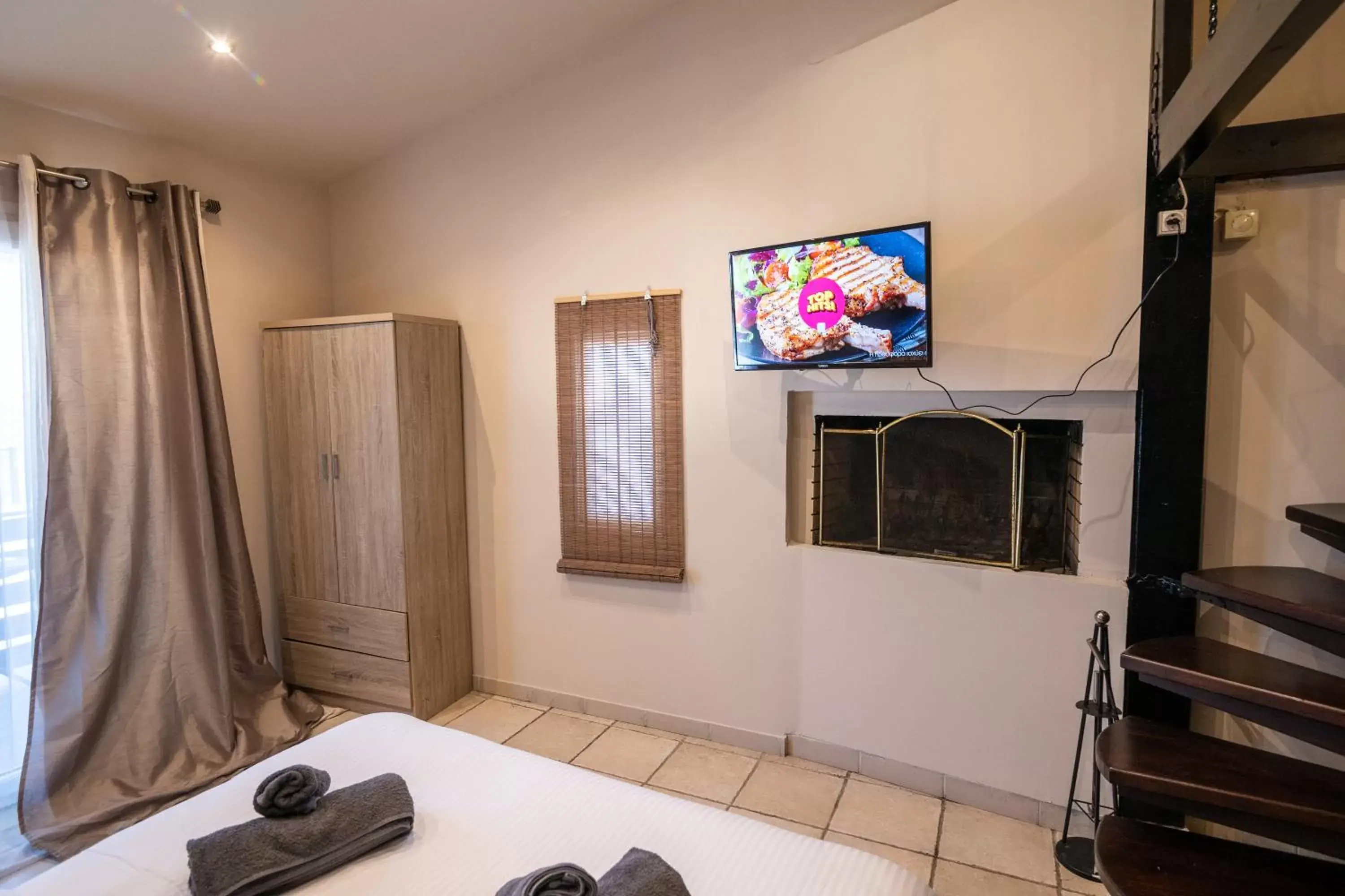 TV and multimedia, TV/Entertainment Center in Votsalakia Hotel & Suites