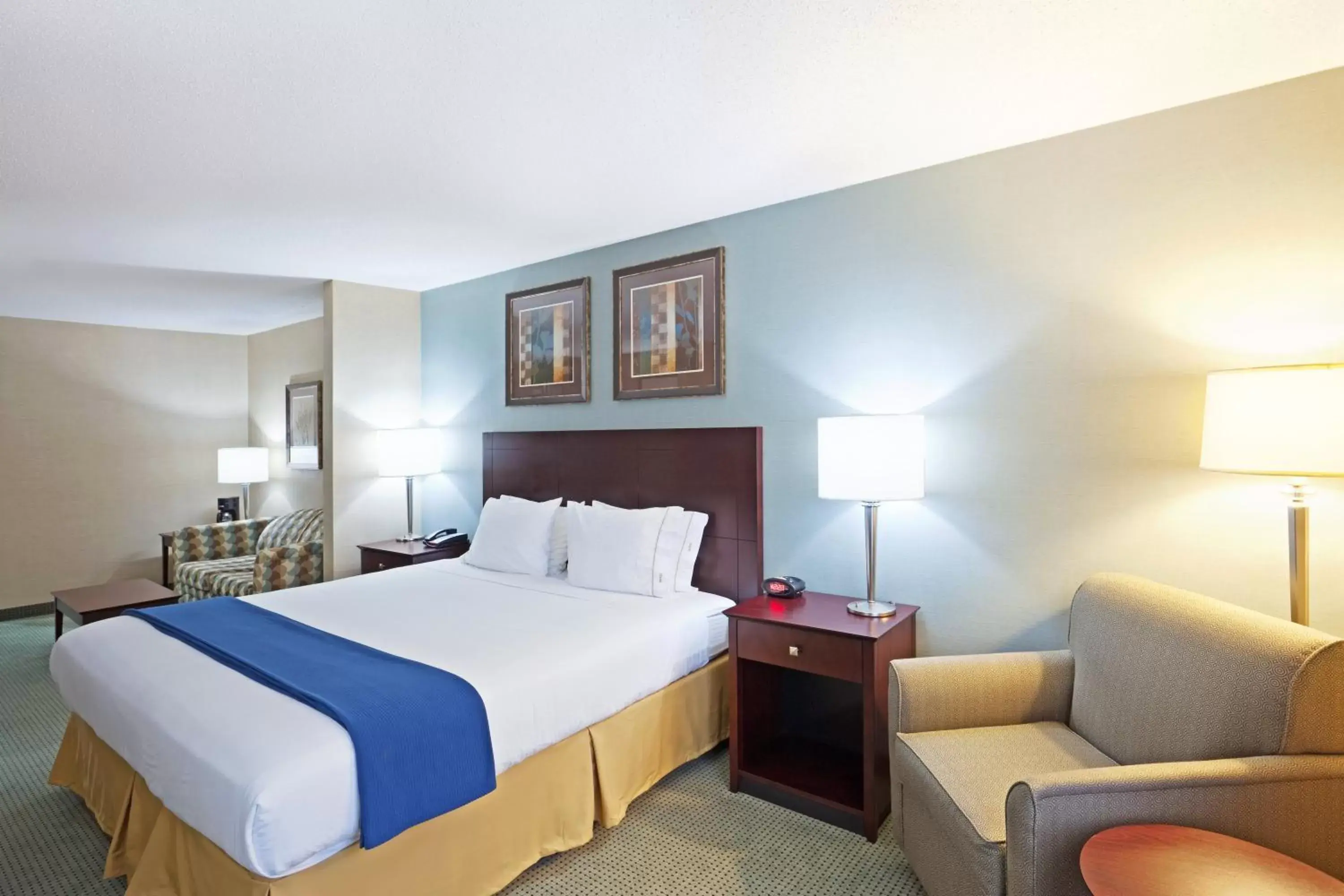 Photo of the whole room, Bed in Holiday Inn Express and Suites Meriden, an IHG Hotel