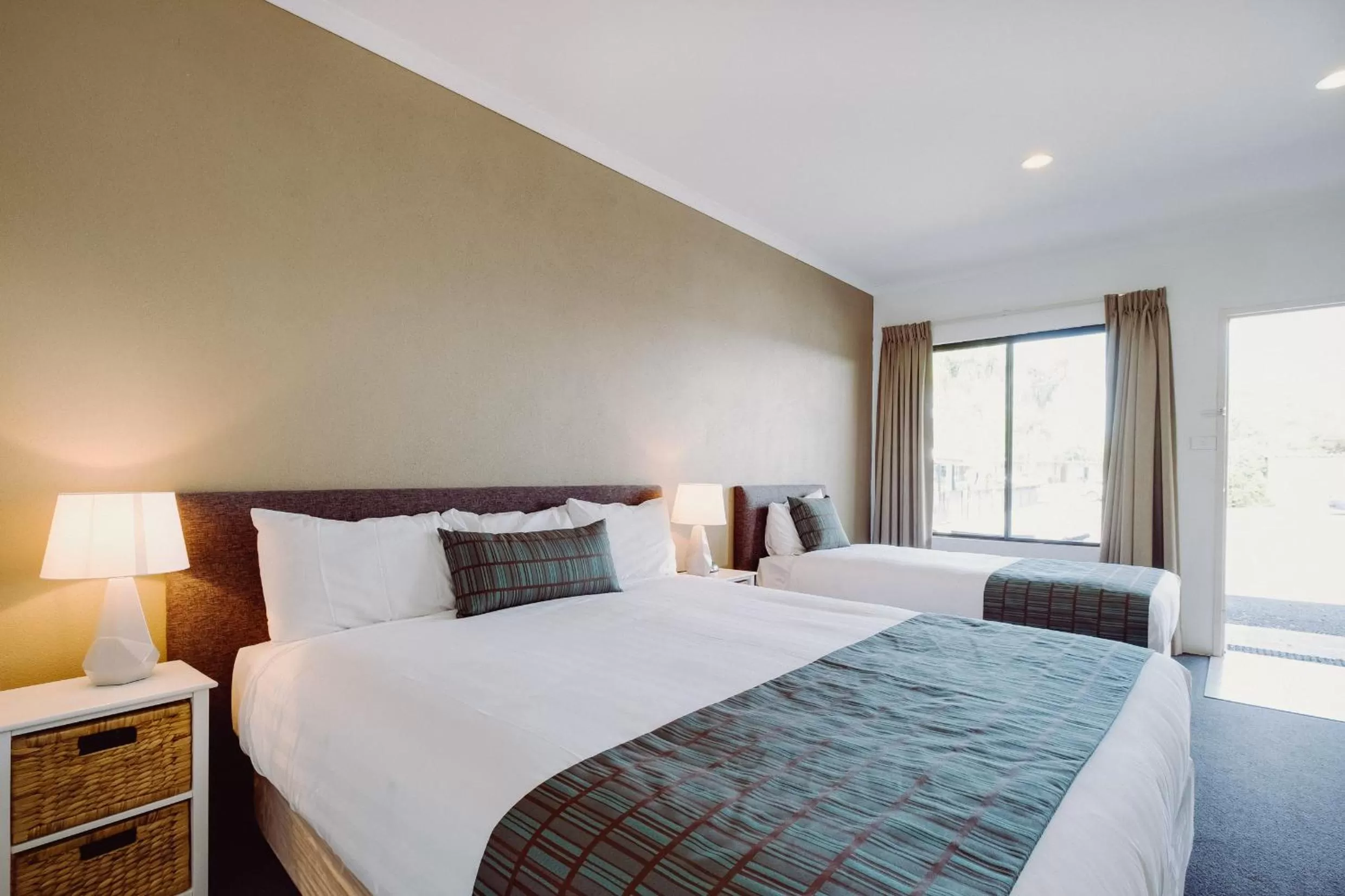 Bed in Artesian Spa Motel