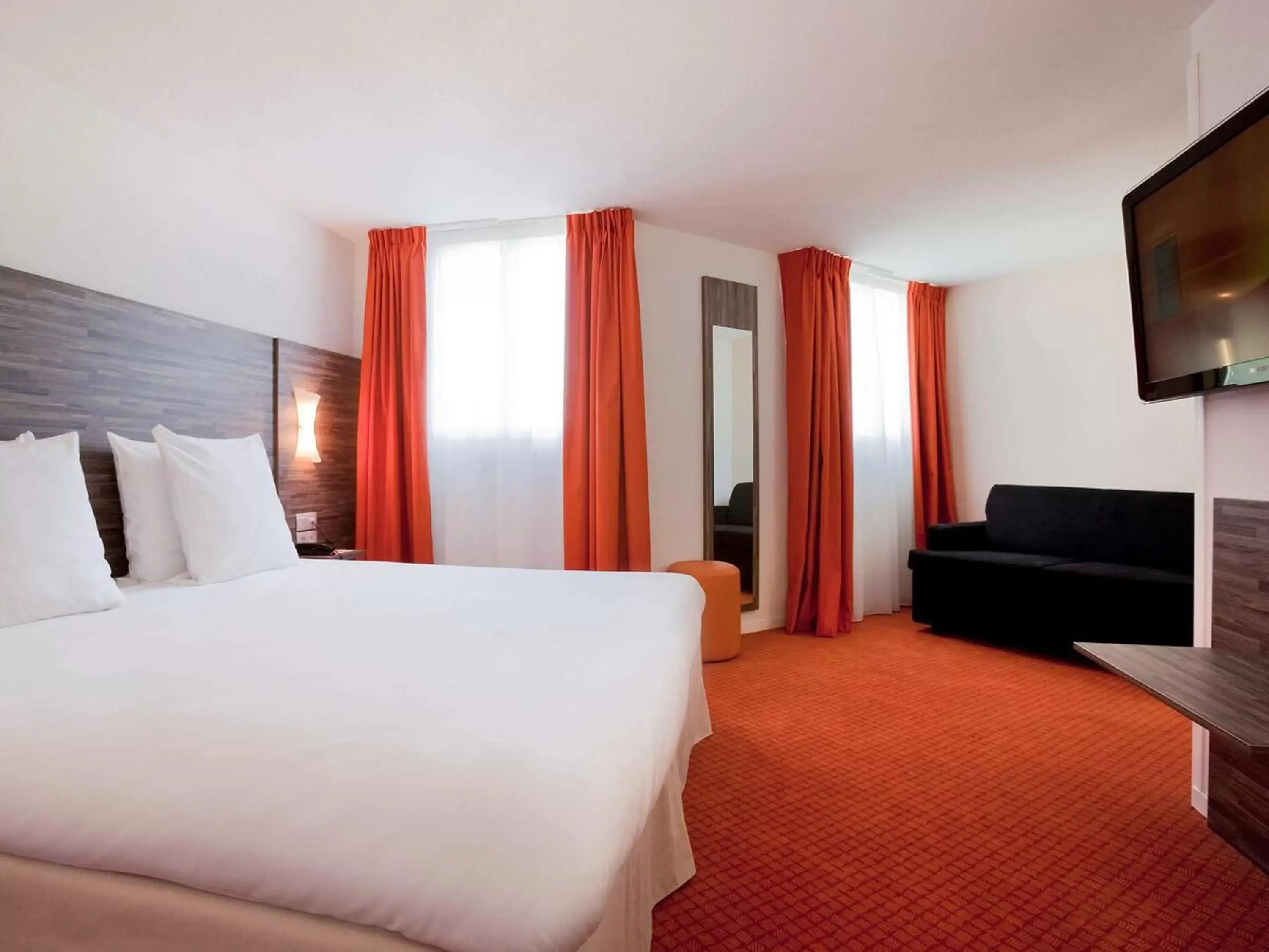 Photo of the whole room, TV/Entertainment Center in ibis Styles Rennes Centre Gare Nord