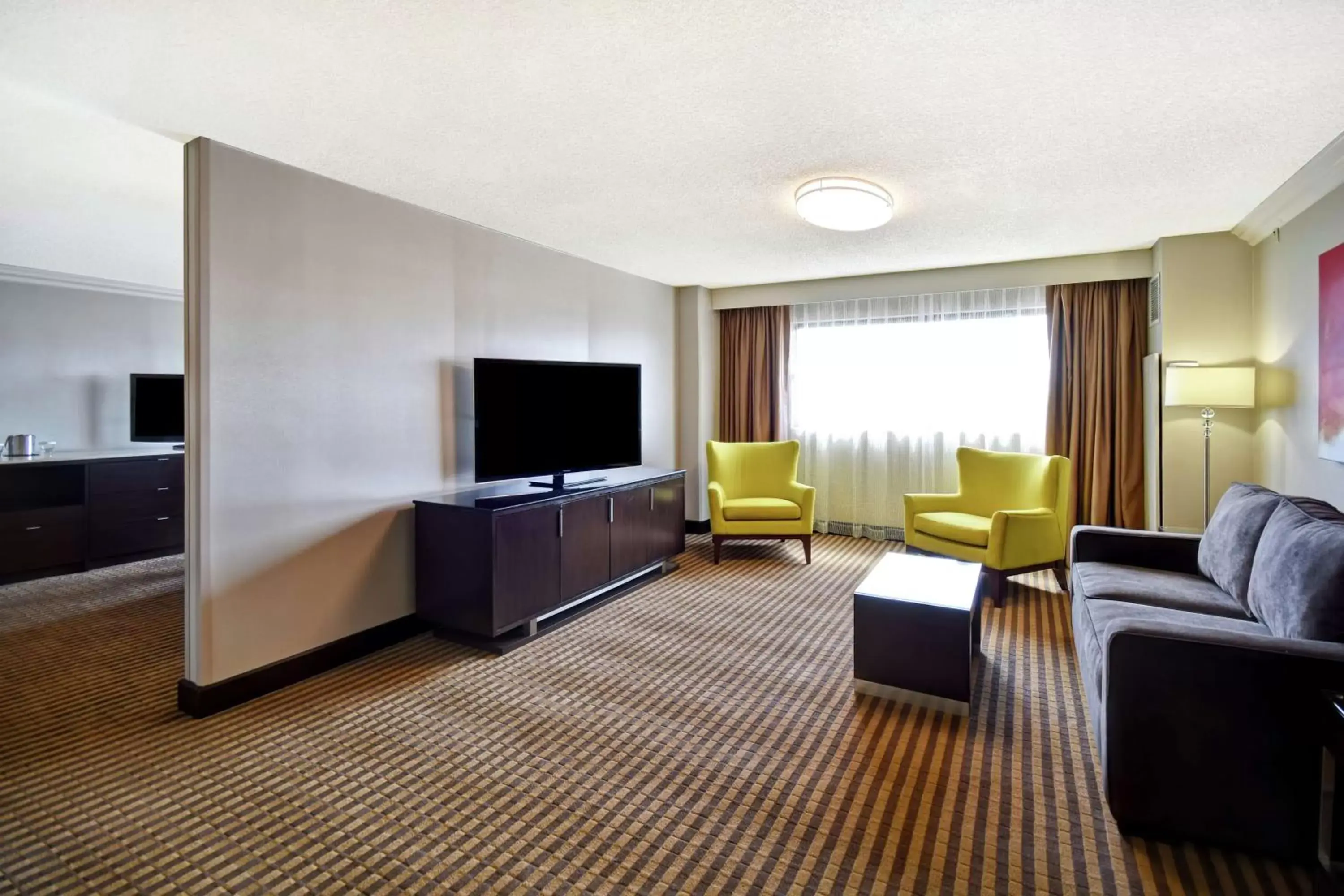Bedroom, TV/Entertainment Center in DoubleTree by Hilton Pleasanton at The Club