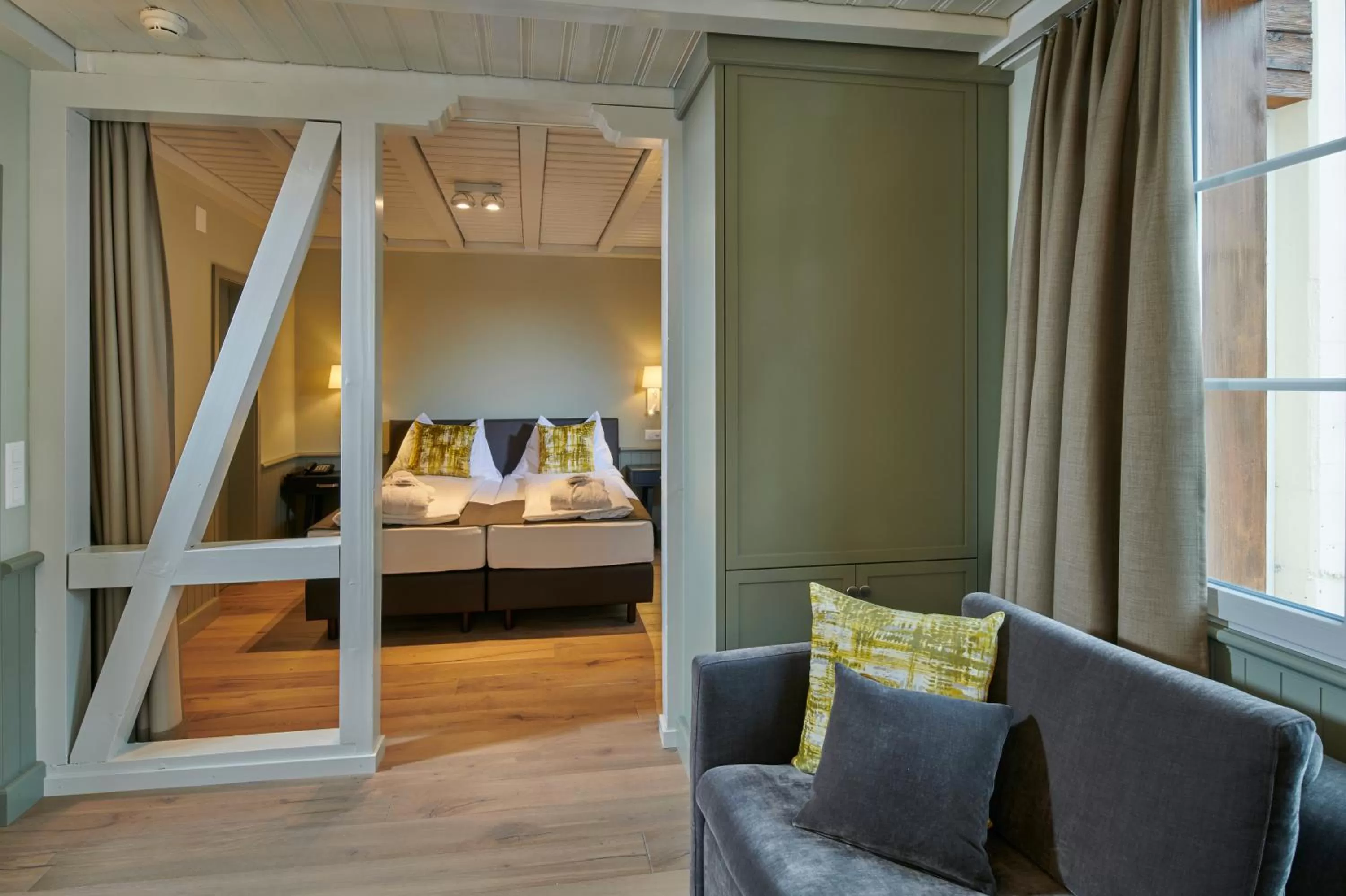 Living room, Bed in Hotel Spinne Grindelwald