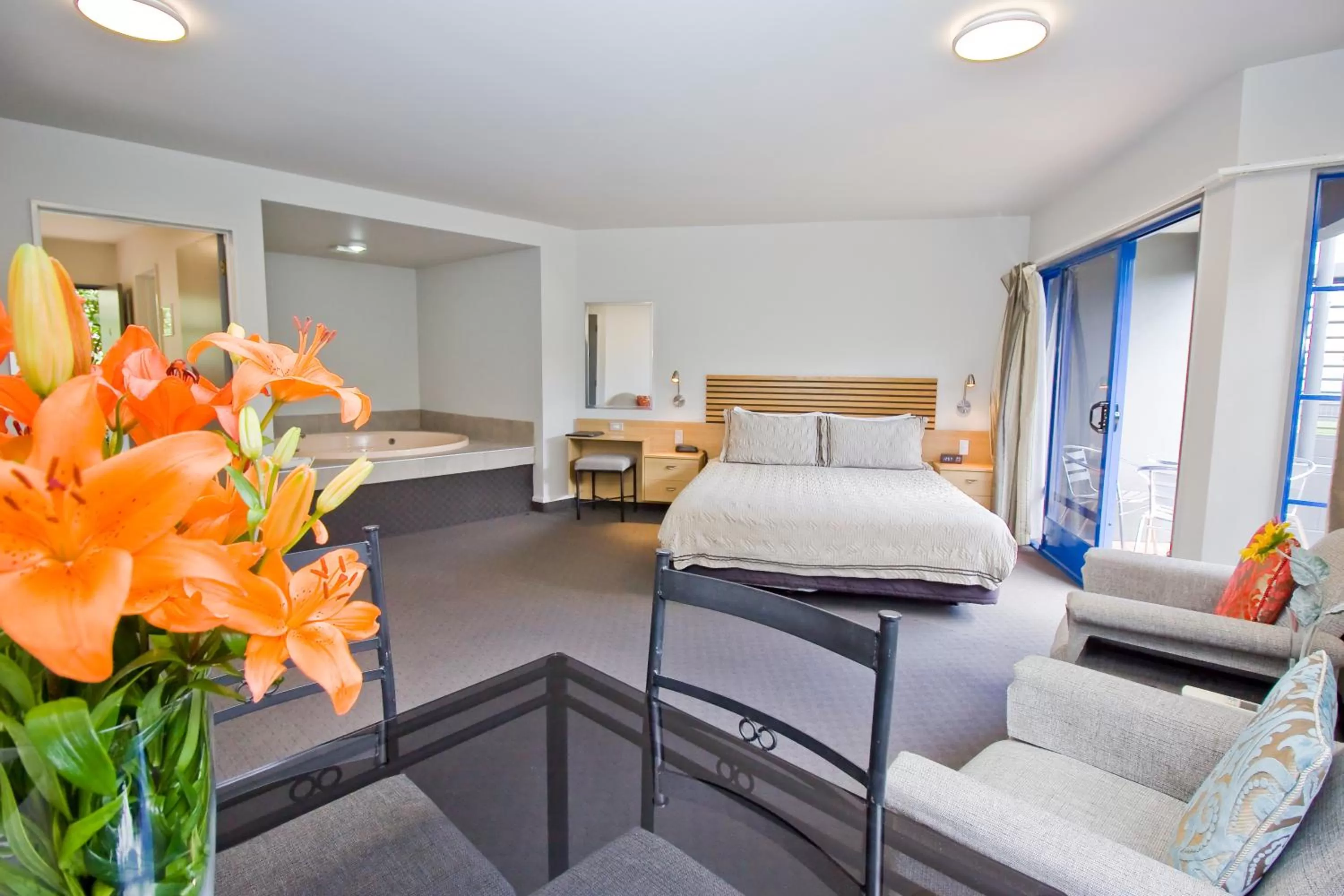 Living room, Bed in Clearwater Motor Lodge