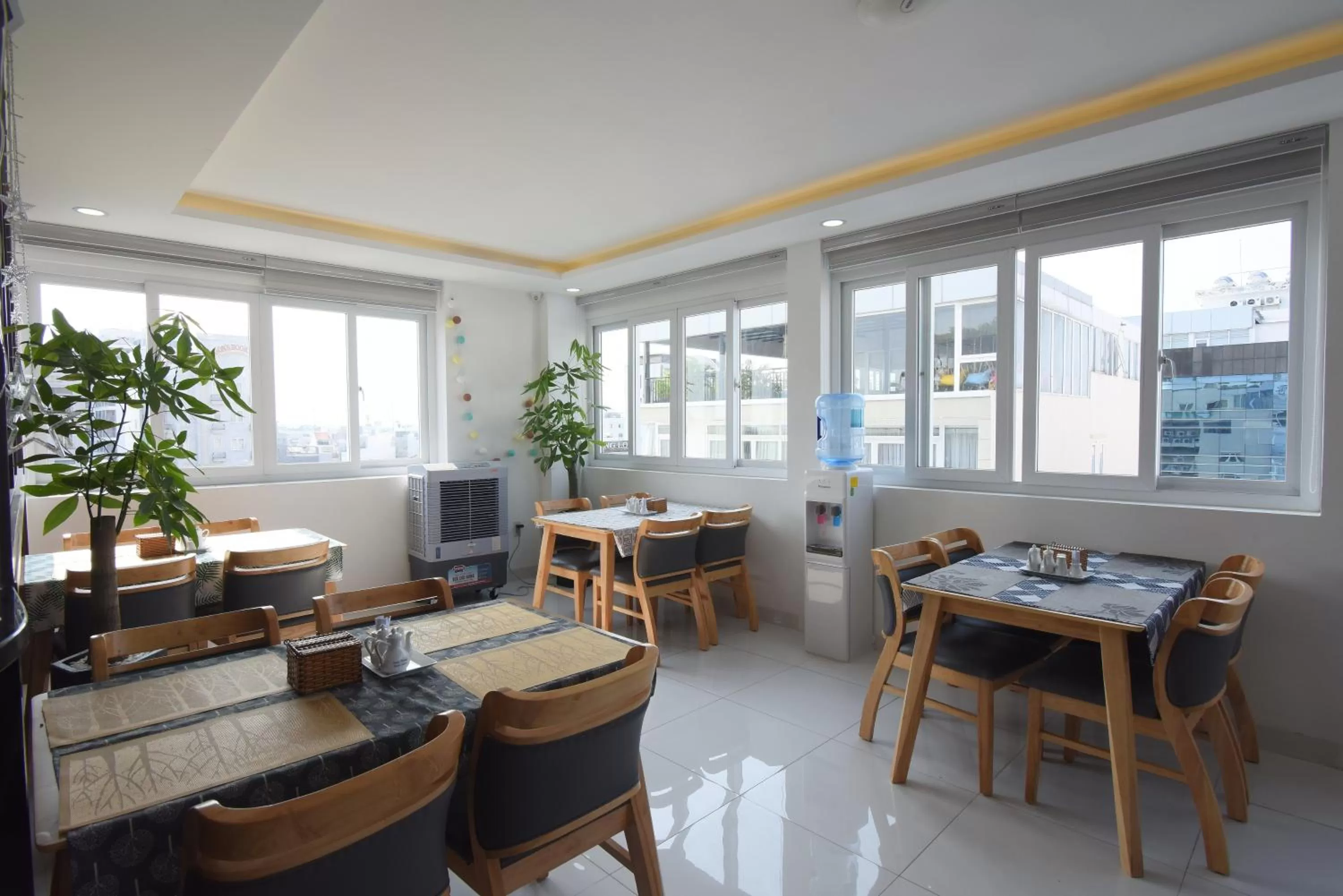 Restaurant/places to eat in Hera Hotel Airport