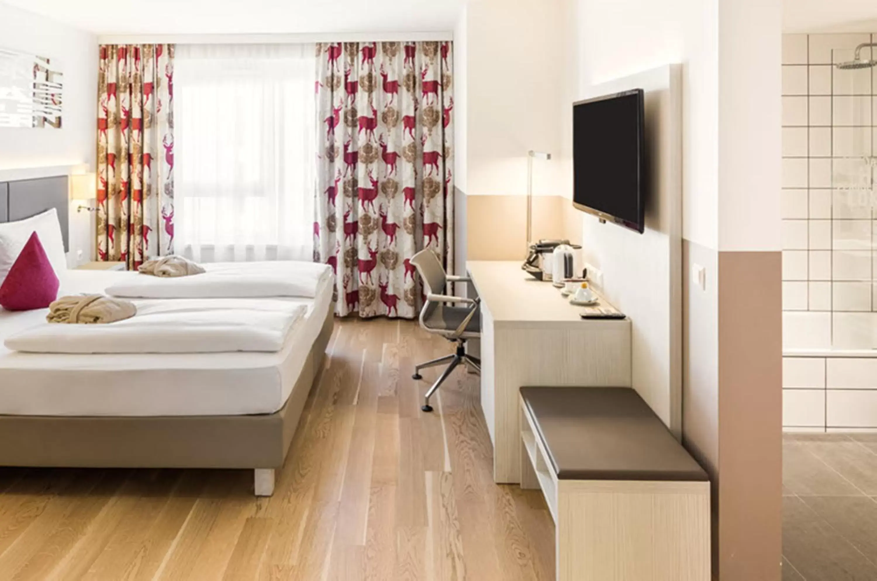 Photo of the whole room, Bed in Hotel Zeitgeist Vienna Hauptbahnhof