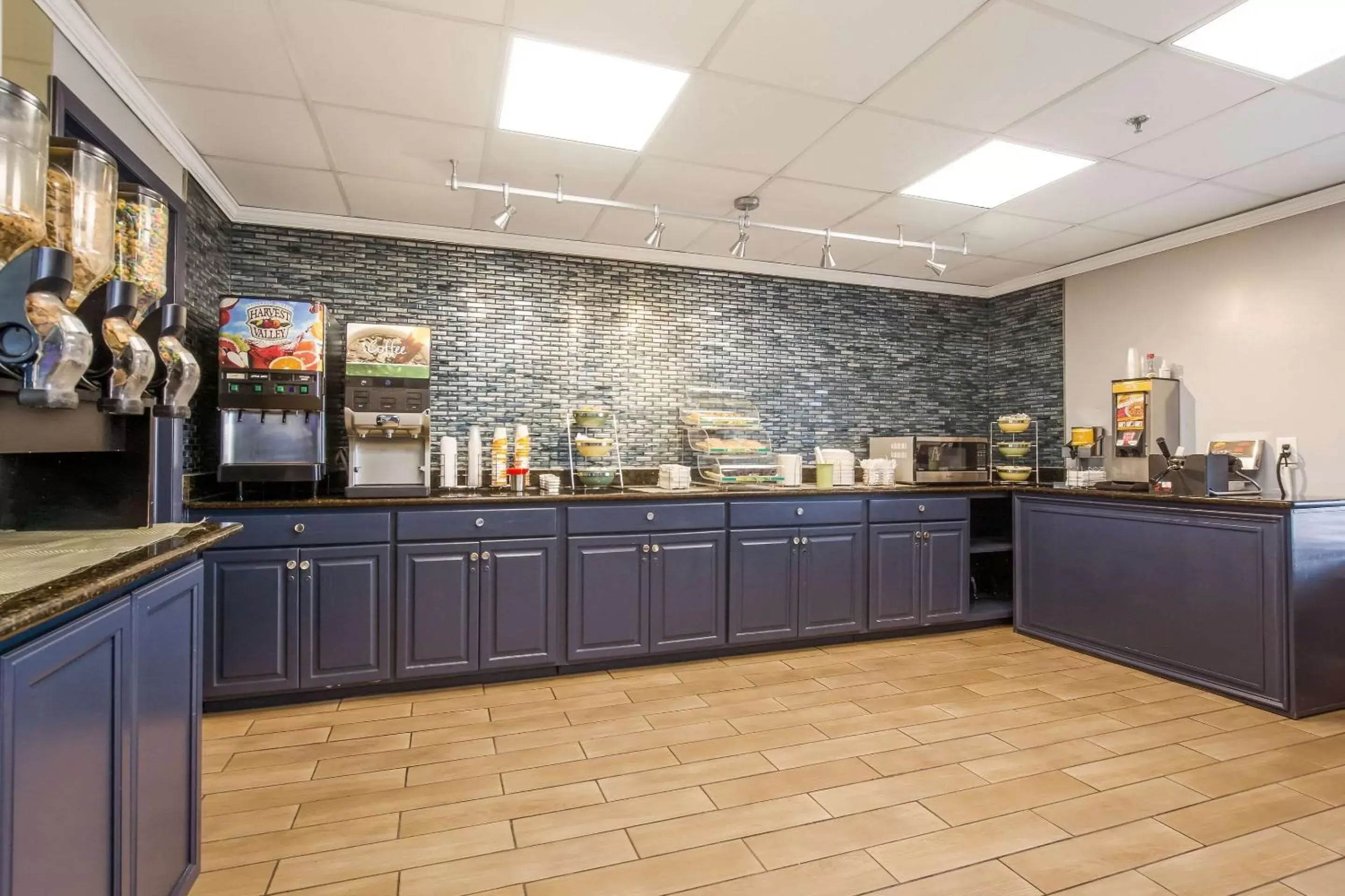 Restaurant/Places to Eat in Quality Inn & Suites CVG Airport