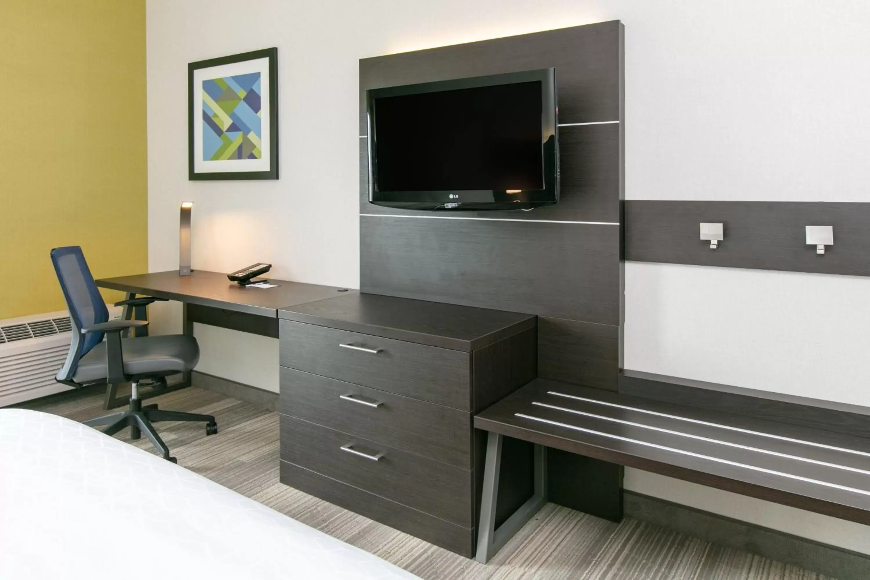 Bedroom, TV/Entertainment Center in Holiday Inn Express Hotel & Suites Seaside Convention Center, an IHG Hotel