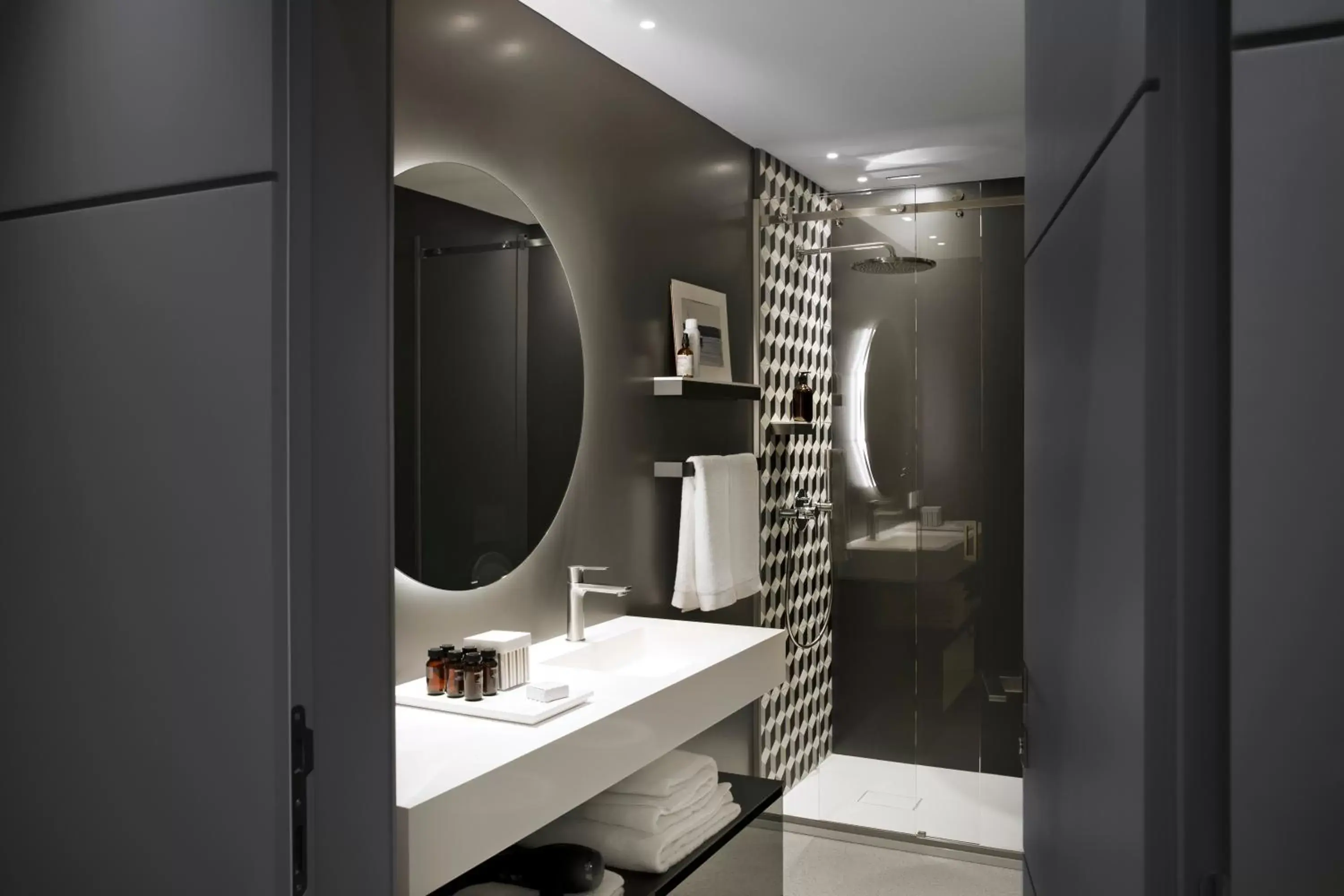Shower, Bathroom in Hotel Plaza e de Russie - Relais & Châteaux