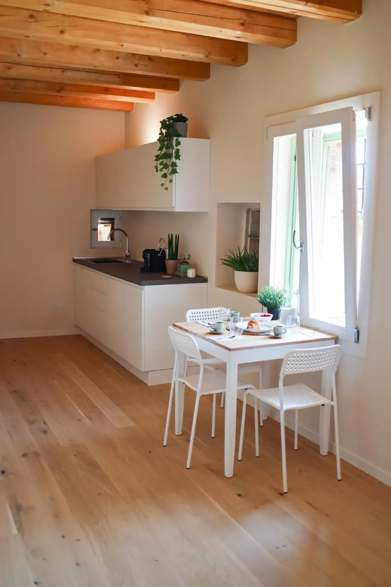 Communal kitchen, Dining Area in B&B CA PANISACCO