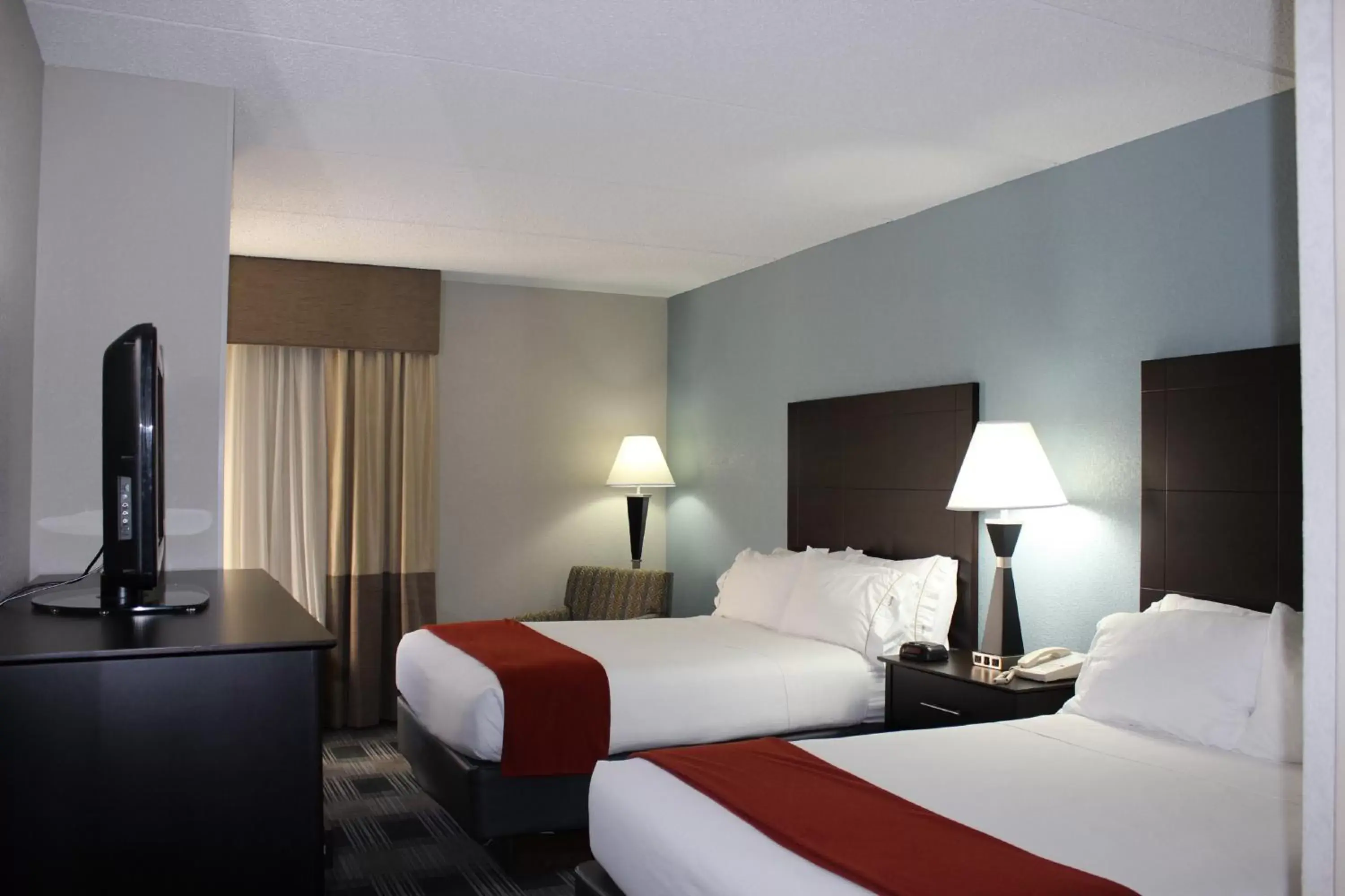 Bed in Holiday Inn Express Forsyth by IHG Bed in Holiday Inn Express Forsyth by IHG