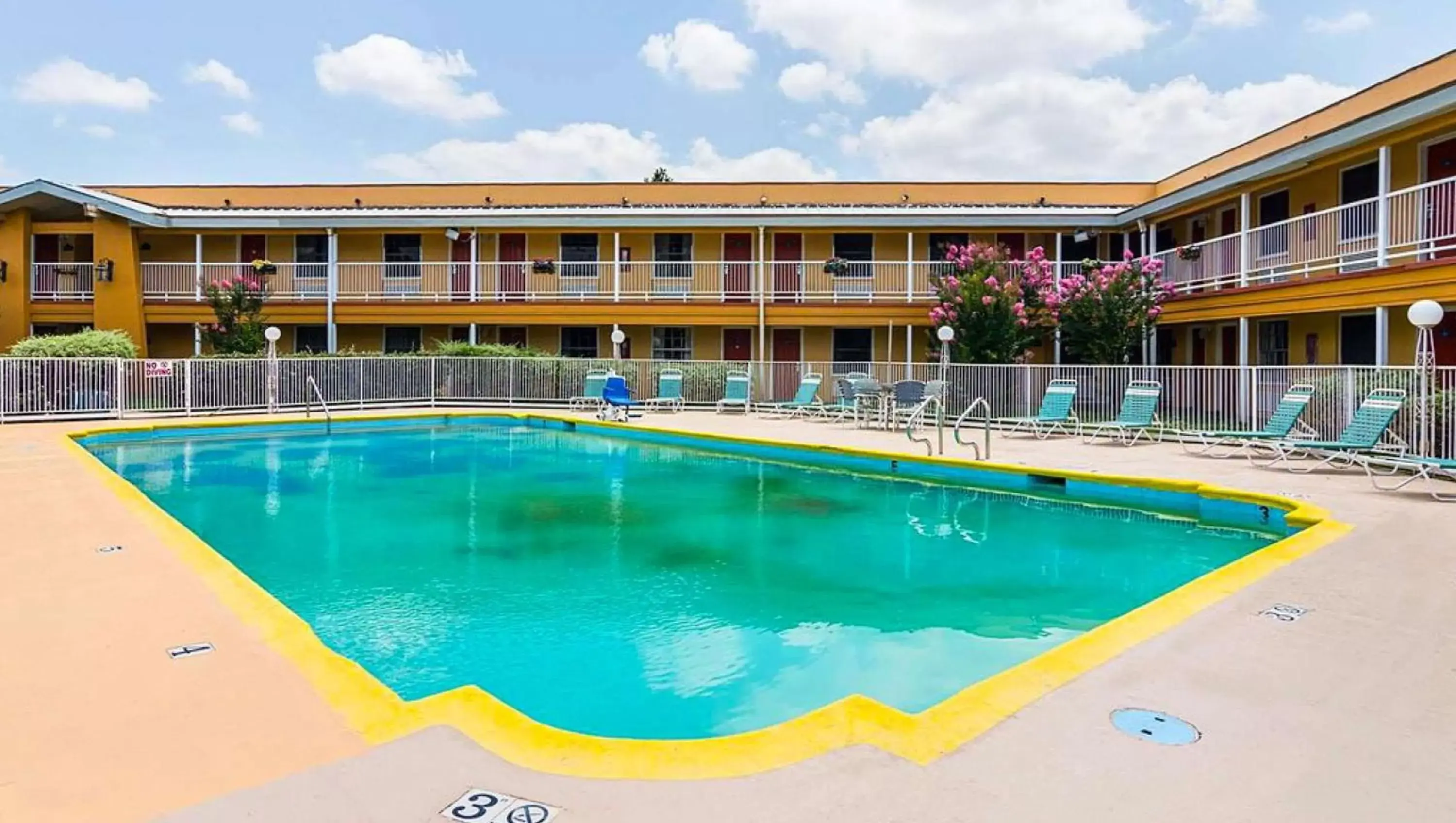 Swimming pool in Magnuson Hotel Little Rock South