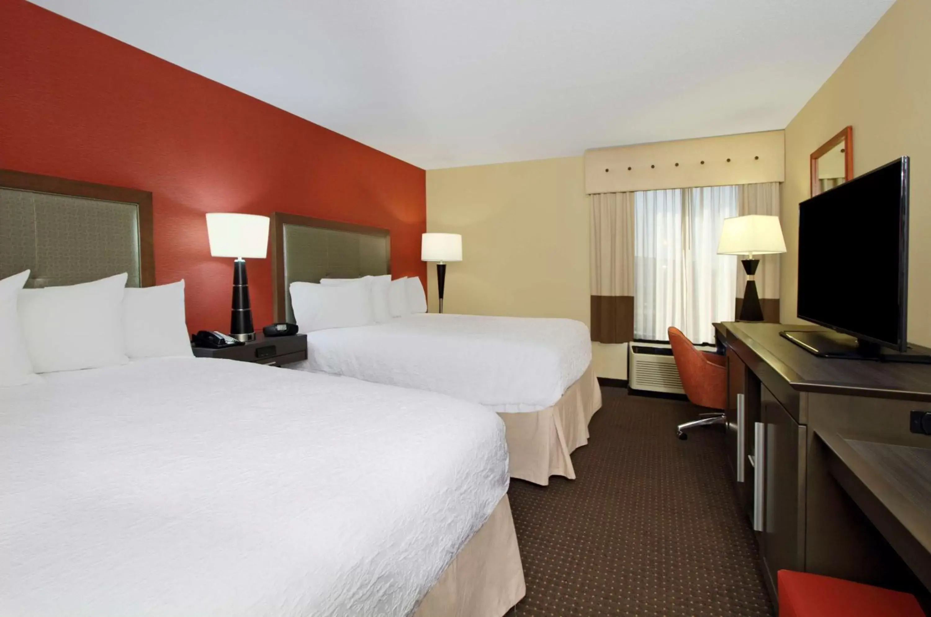 Bed in Hampton Inn Columbus-International Airport